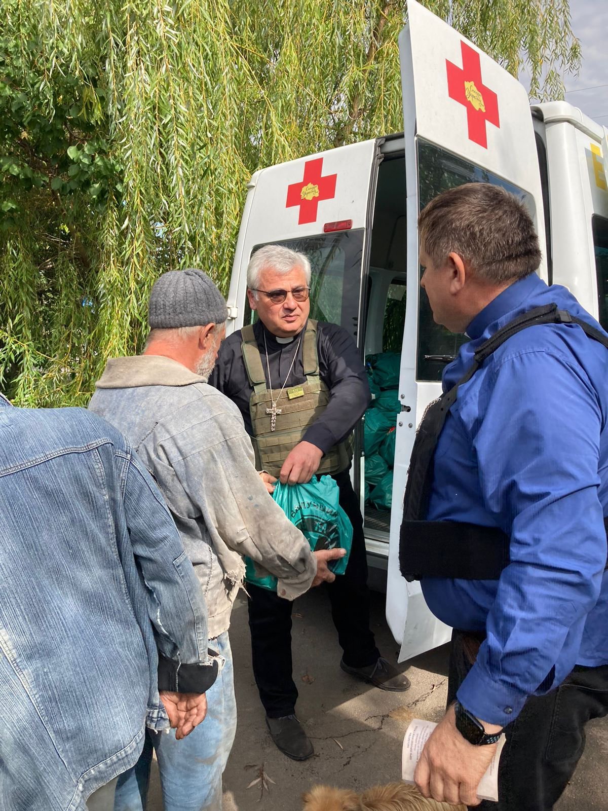 El cardenal Konrad Krajewski, prefecto del Dicasterio Vaticano para el Servicio de la Caridad, distribuye ayuda humanitaria en Zaporizhzhia, Ucrania oriental, en septiembre de 2022. El dicasterio distribuyó un total de 10,7 millones de dólares en fondos para obras de caridad en 2022, de los cuales 2,2 millones se destinaron a las necesidades de Ucrania. (OSV News /courtesy Dicasterio para el Servicio de la Caridad)