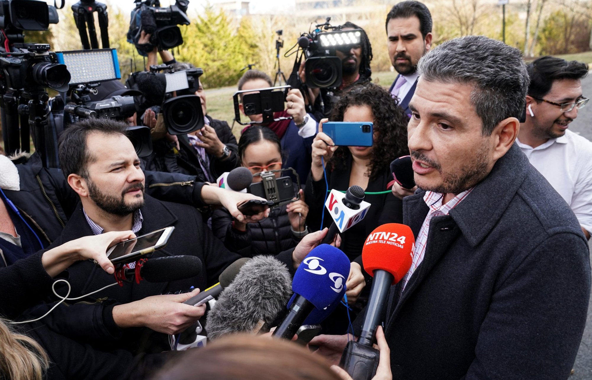Juan Sebastián Chamorro, uno de los más de 200 presos políticos liberados de Nicaragua, habla con los periodistas tras llegar a EE.UU. en el Aeropuerto Internacional Dulles en Virginia el 9 de febrero de 2023. (Foto OSV News/Kevin Lamarque, Reuters)
