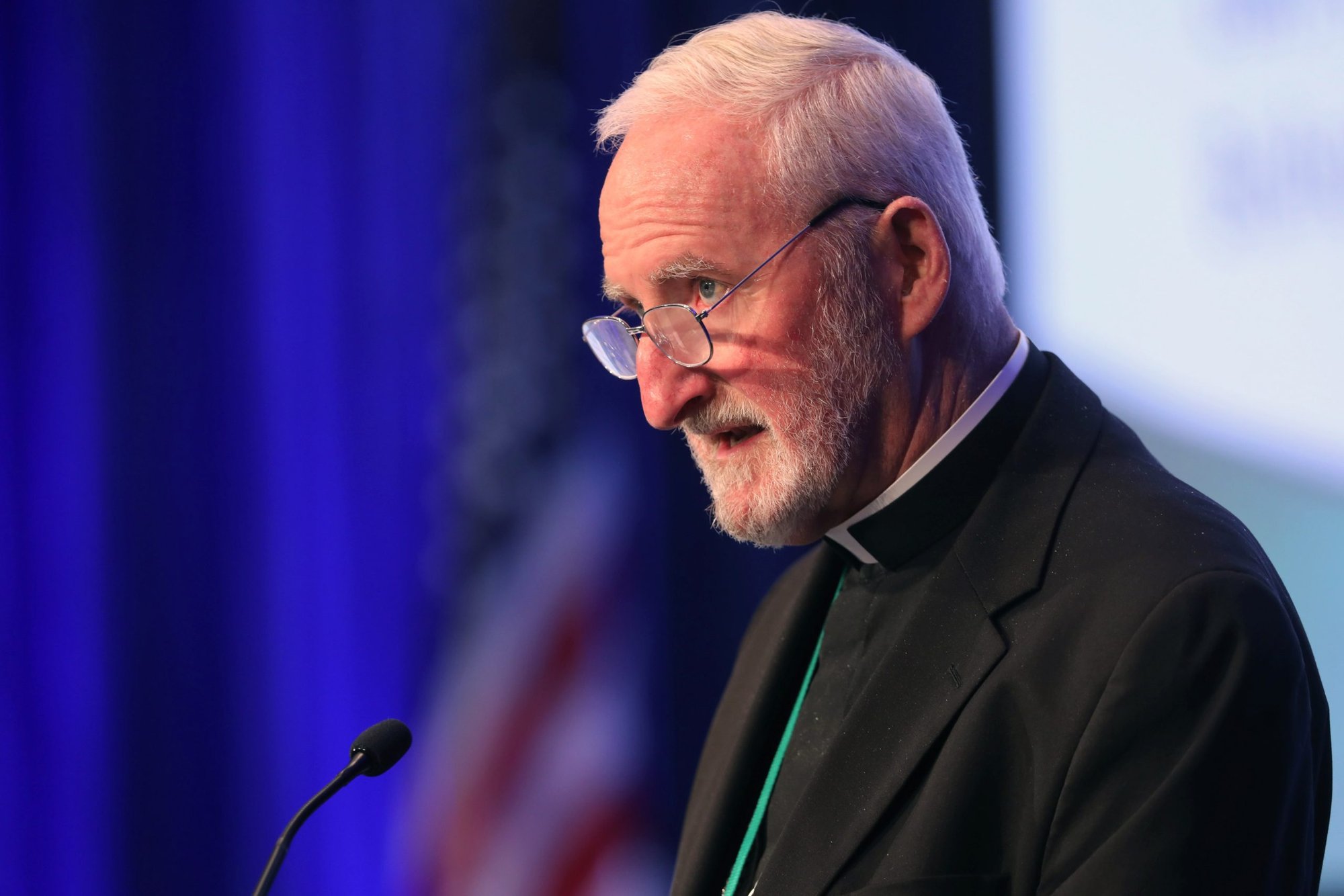 El obispo auxiliar de Los Ángeles, David G. O'Connell, durante una sesión de la asamblea general de otoño de la Conferencia Episcopal de EE.UU. celebrada en Baltimore el 17 de noviembre de 2021. Según las noticias locales, el obispo O'Connell murió de un disparo el 18 de febrero de 2023. El fiscal de distrito del condado de Los Ángeles, George Gascón, anunció el 22 de febrero que Carlos Medina, de 61 años, ha sido acusado de asesinato. (Foto OSV News/Bob Roller)