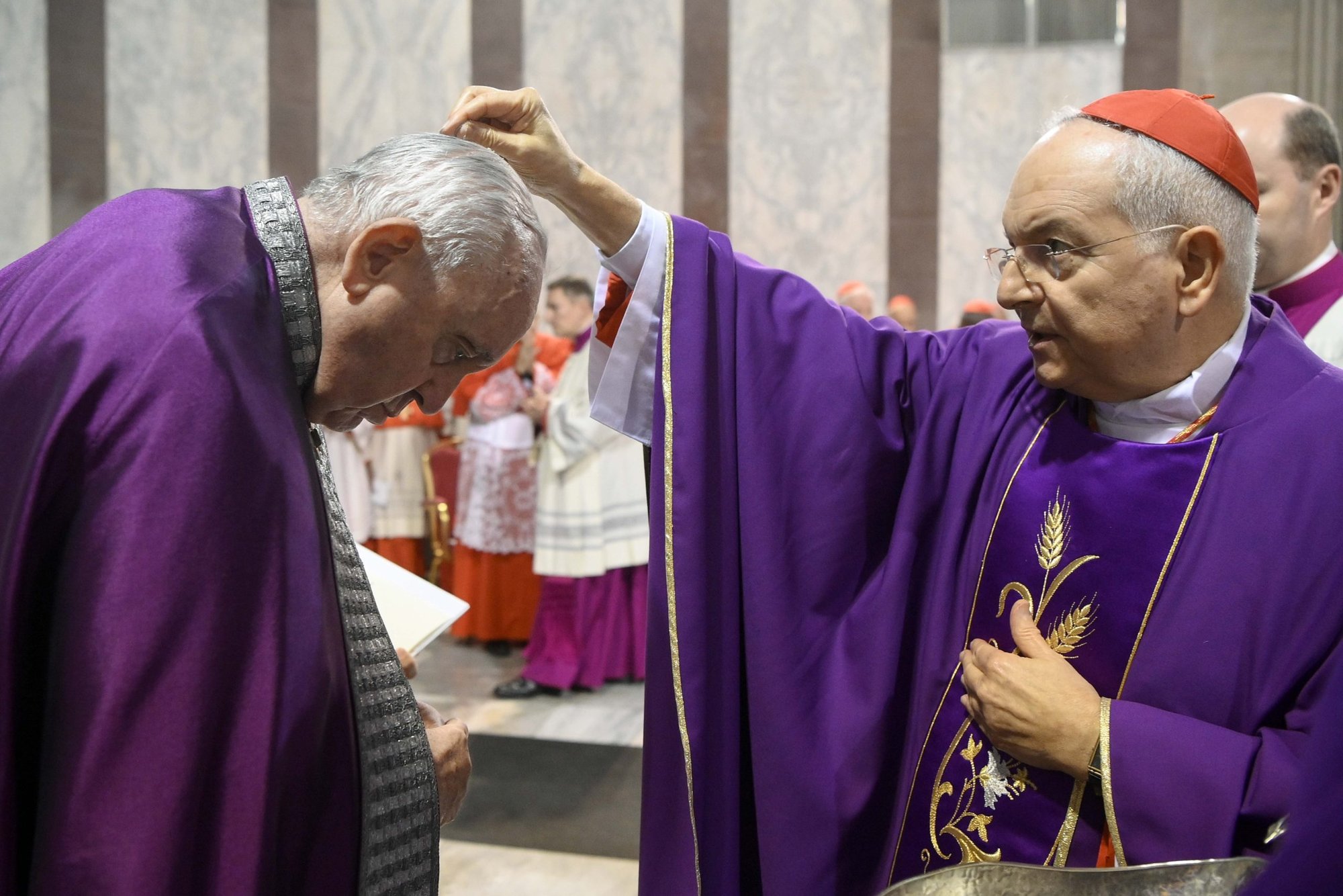 El cardenal Mauro Piacenza, jefe de la Penitenciaría Apostólica, esparce ceniza sobre la cabeza del Papa Francisco durante la Misa del Miércoles de Ceniza en la Basílica de Santa Sabina en Roma el 22 de febrero de 2023. (CNS/Vatican Media)