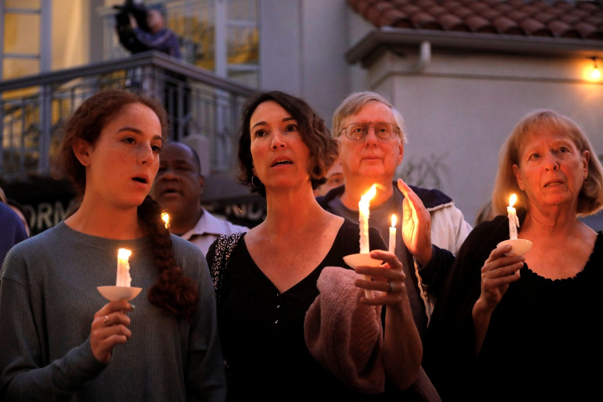 Una vigilia con velas se celebra el 27 de abril de 2019 en la Iglesia Presbiteriana de la Comunidad de Rancho Bernardo por las víctimas de un tiroteo en la sinagoga Congregation Chabad en Poway, California, cerca de San Diego. El cardenal Blase J. Cupich, de la archidiócesis de Chicago, y otros altos cargos del clero católico han pedido el fin del antisemitismo, incluso mientras surgen nuevas amenazas de un posible "Día Nacional del Odio" el 25 de febrero de 2023, organizado por extremistas con sede en Estados Unidos. (OSV News /John Gastaldo, Reuters)