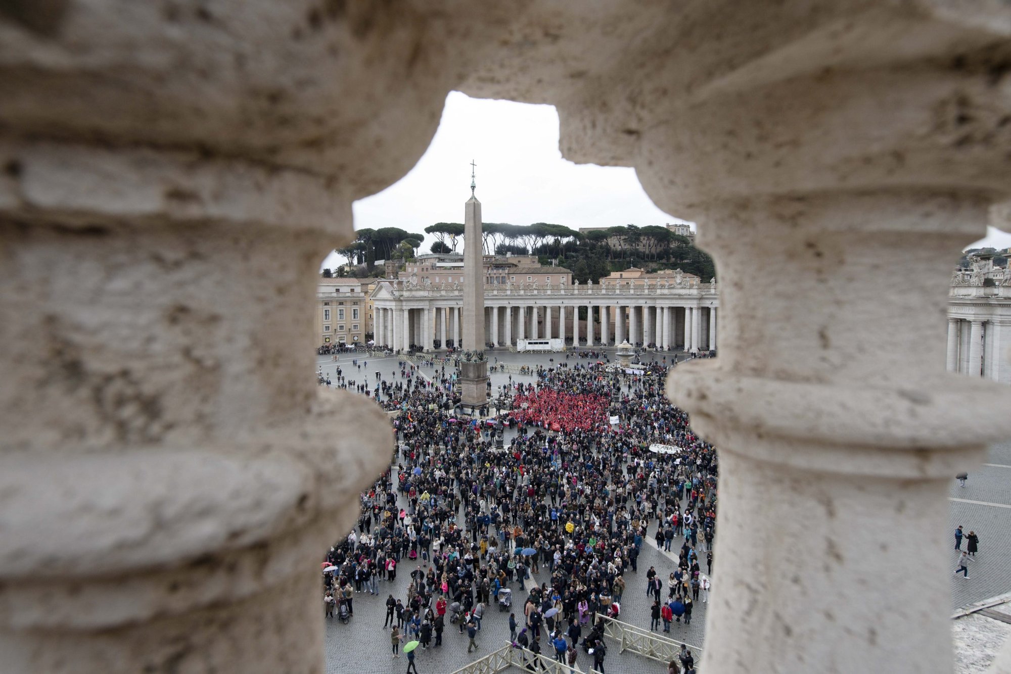 Unos 20.000 visitantes se reúnen en la Plaza de San Pedro para rezar el Ángelus con el Papa Francisco el 26 de febrero de 2023. (CNS /Vatican Media)