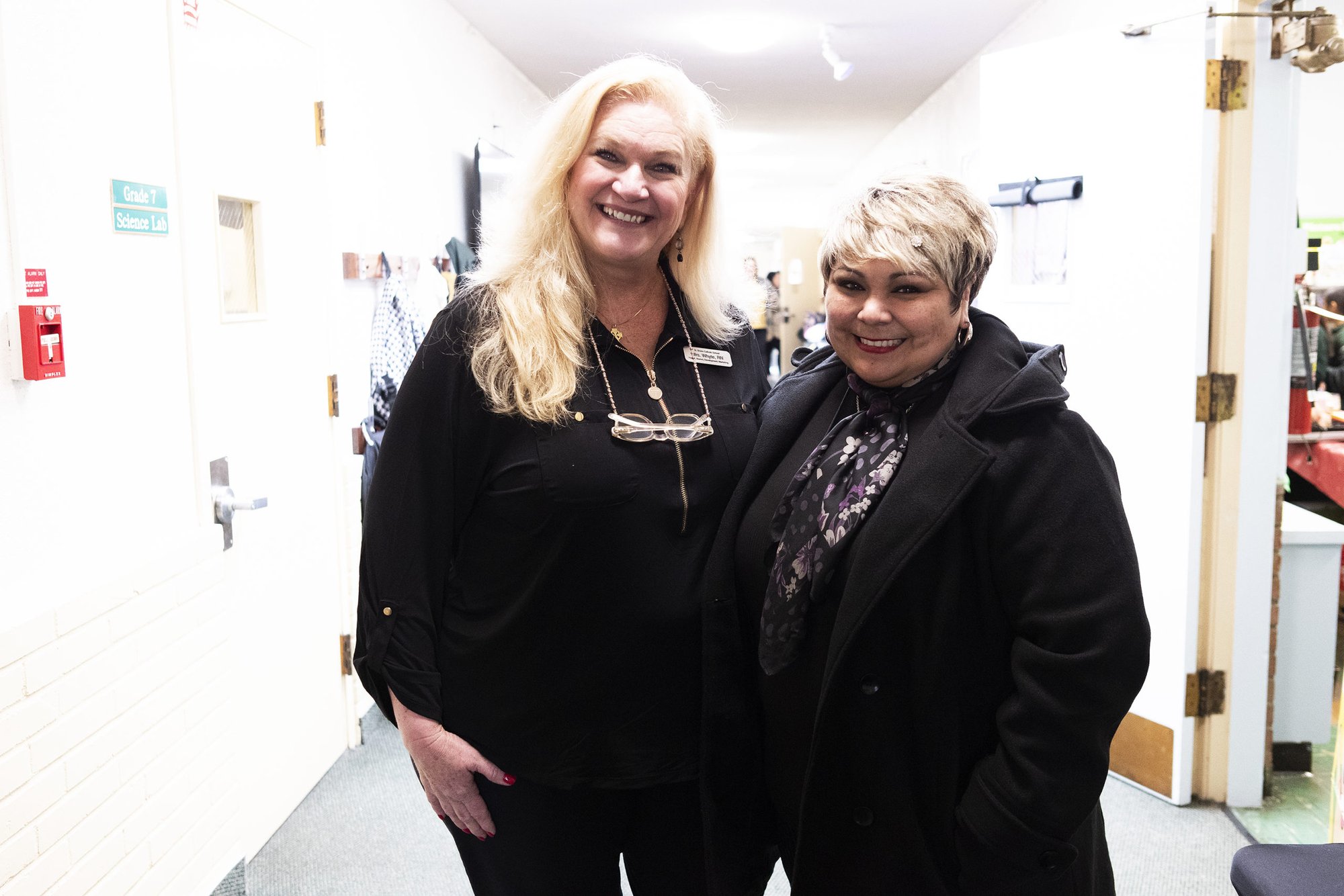 Margie Whyte (izquierda) con la directora de St. Bruno, Nancy Chavana. (Victor Alemán)