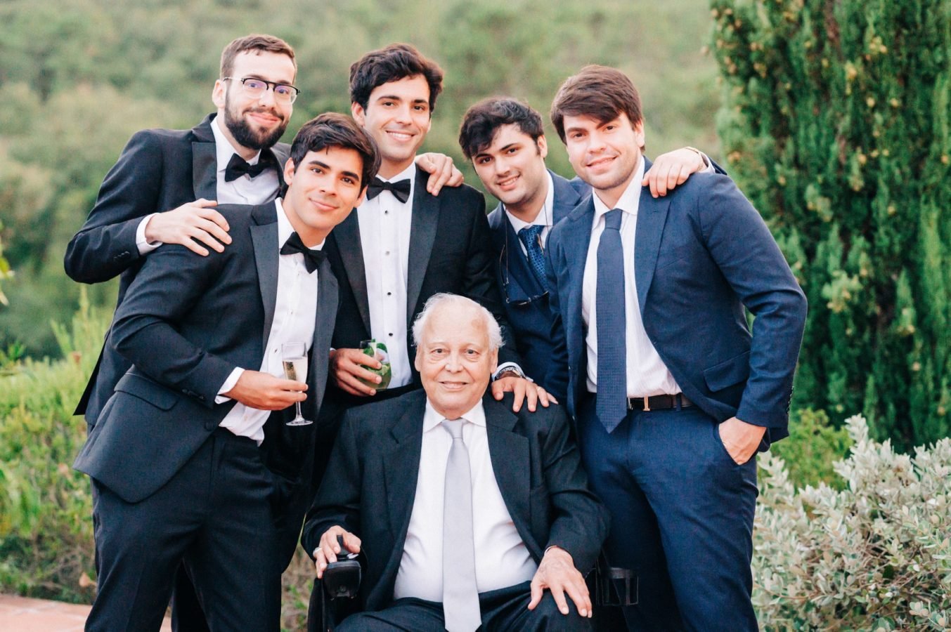 El difunto padre de la autora con varios de sus nietos en una boda familiar tras ser diagnosticado de ELA. (Imagen de cortesía)