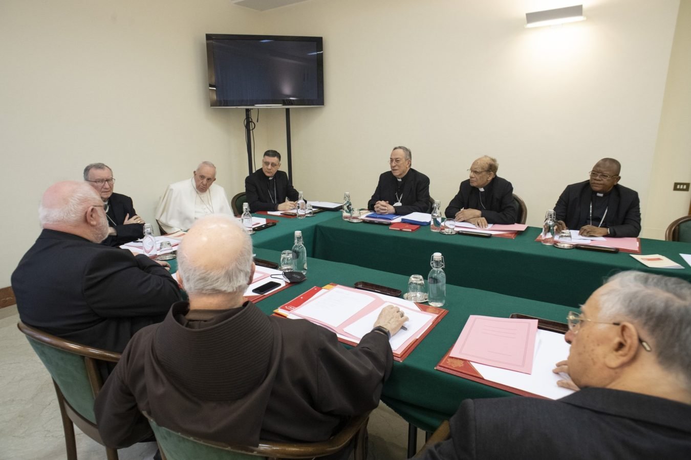 El Papa Francisco dirige una reunión de su Consejo de Cardenales en el Vaticano el 21 de febrero de 2022. (CNS/Vatican Media).