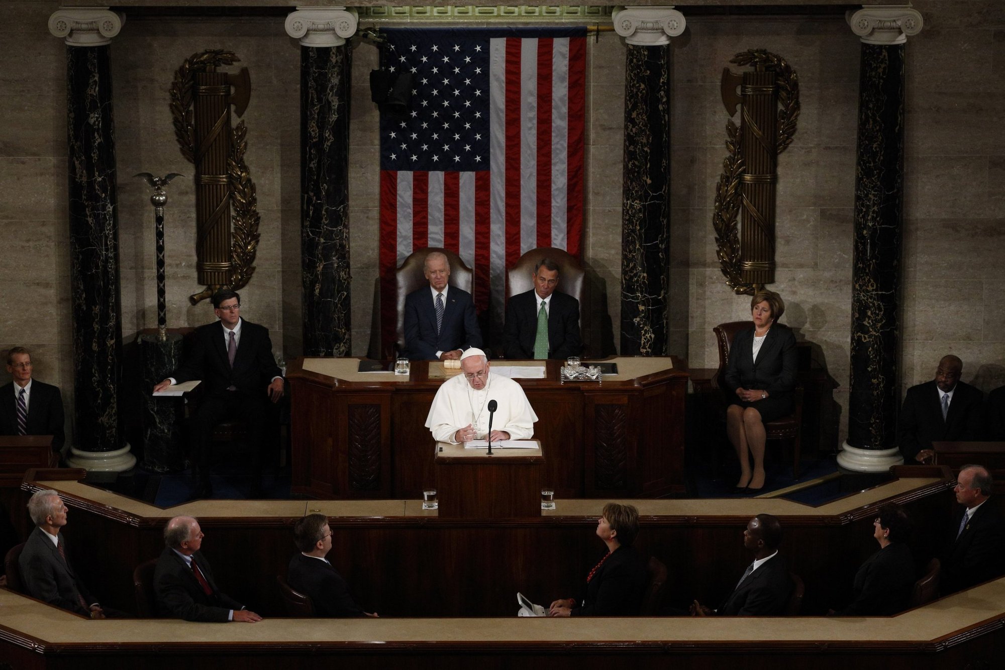 El Papa Francisco se dirige a una reunión conjunta del Congreso de Estados Unidos mientras el vicepresidente Joe Biden (izquierda) y el presidente de la Cámara John Boehner observan en la Cámara de Representantes en el Capitolio de Estados Unidos en Washington el 24 de septiembre de 2015. (CNS /Paul Haring)