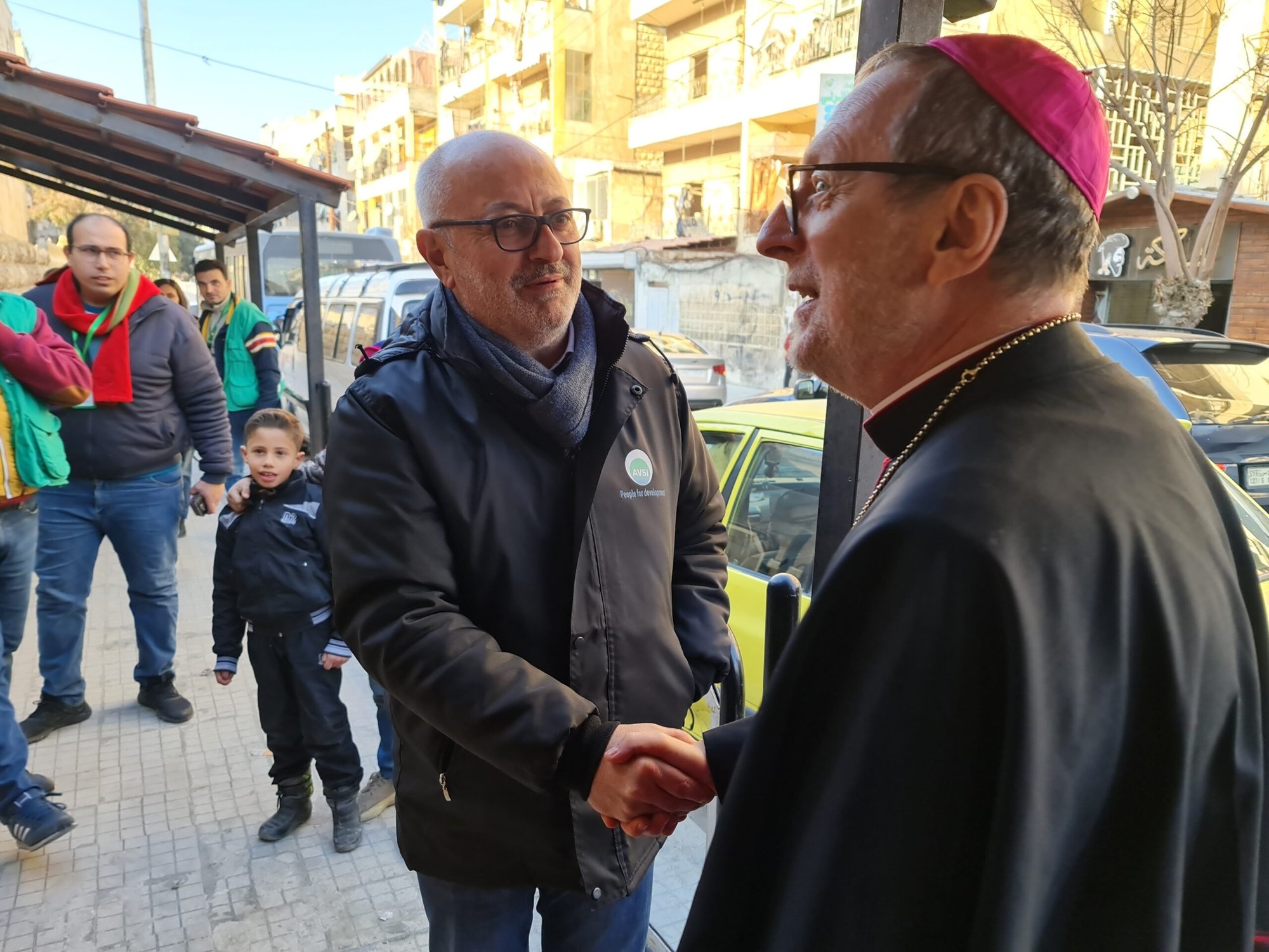 El arzobispo Claudio Gugerotti, prefecto del Dicasterio para las Iglesias Orientales, se reúne con un trabajador humanitario en Alepo, Siria, el 19 de febrero de 2023. El arzobispo viajó por Turquía y Siria del 17 al 21 de febrero para comunicar la cercanía del Papa Francisco a las víctimas del terremoto y coordinar los esfuerzos de ayuda. (Foto de CNS/Flavio Pace, cortesía del Dicasterio para las Iglesias Orientales)