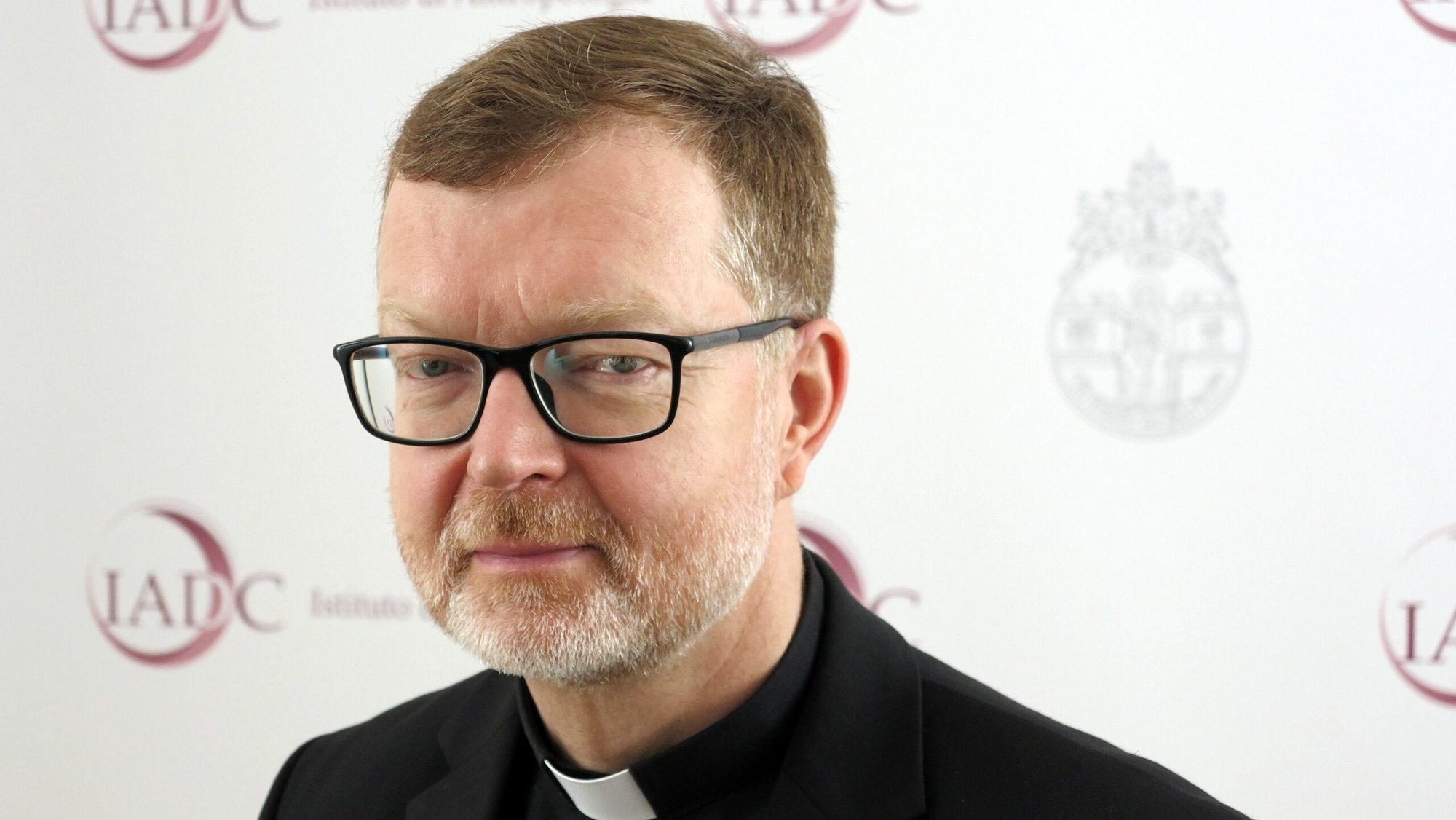 El padre jesuita Hans Zollner, destacado experto en protección de menores y director del Instituto de Antropología de la Pontificia Universidad Gregoriana de Roma, es fotografiado en la sede del instituto el 18 de enero de 2023. El cardenal Angelo De Donatis, vicario papal de Roma, anunció el 3 de marzo que el padre Zollner será consultor de la oficina de la diócesis de Roma dedicada a la salvaguarda de menores y personas vulnerables. (CNS/Robert Duncan)