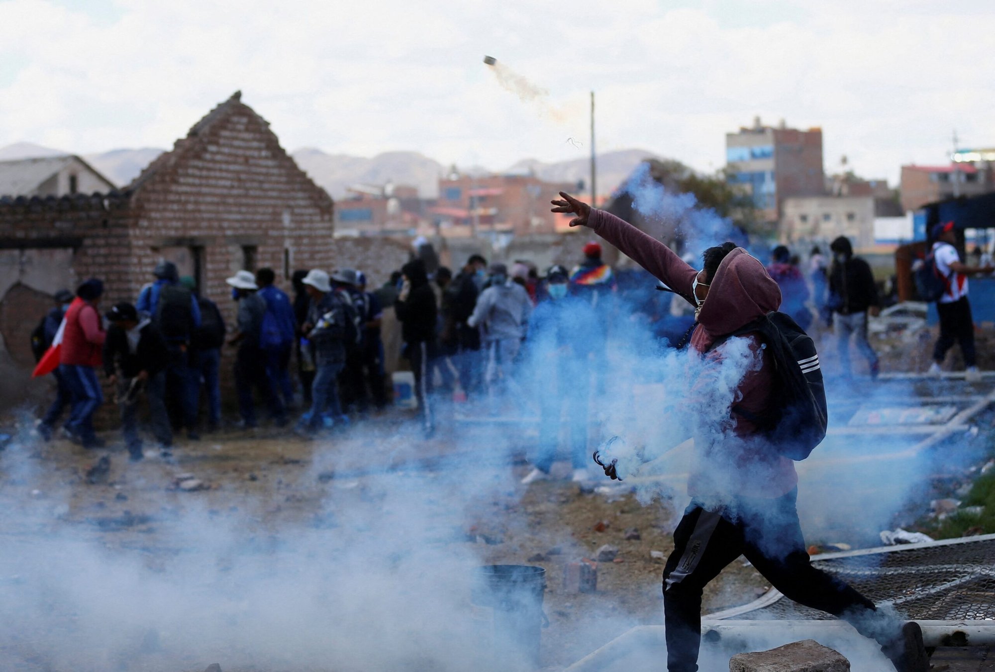 Manifestantes chocan con las fuerzas de seguridad cerca del aeropuerto de Juliaca, Perú, durante una protesta el 9 de enero de 2023 para exigir elecciones anticipadas y la liberación del encarcelado ex presidente peruano Pedro Castillo. (Foto de OSV News/Hugo Courotto, Reuters)