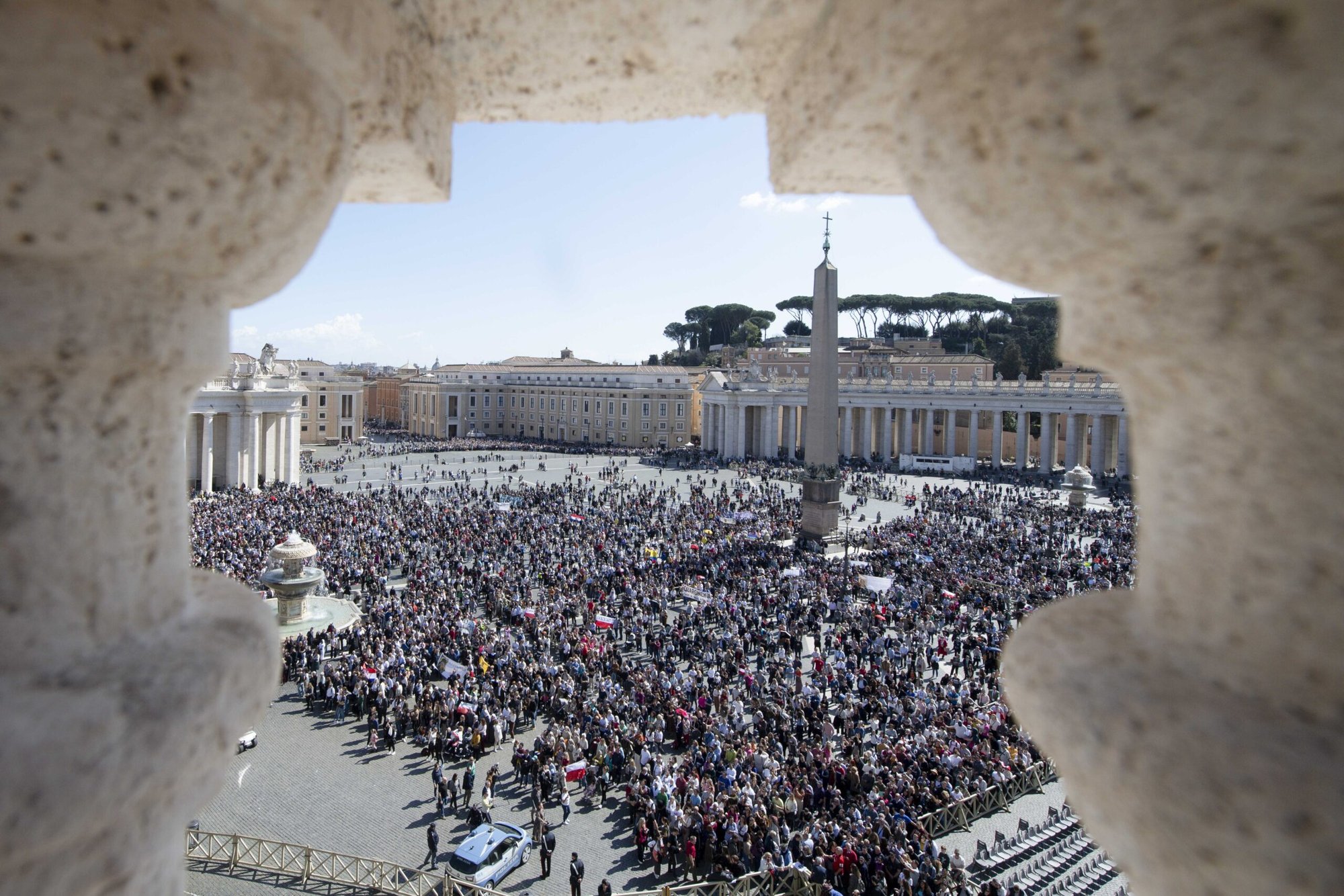 Visitantes se reúnen en la Plaza de San Pedro para rezar el Ángelus con el Papa Francisco el 12 de marzo de 2023. Unos 20.000 estuvieron presentes, según la policía vaticana. (CNS photo/Vatican Media)