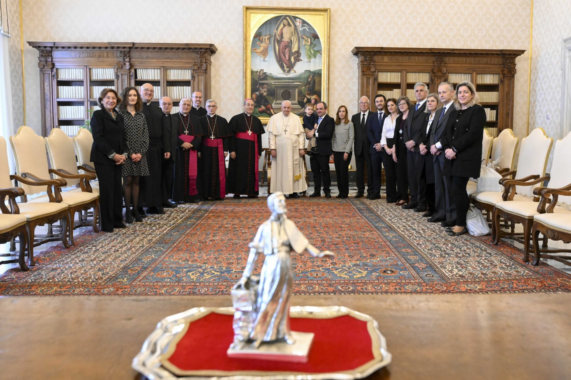 El Papa Francisco posa para una foto con miembros de la Comisión de Misiones de los obispos españoles y miembros de la agencia de desarrollo Misión América durante una audiencia en el Vaticano el 11 de marzo de 2023. (CNS photo/Vatican Media)