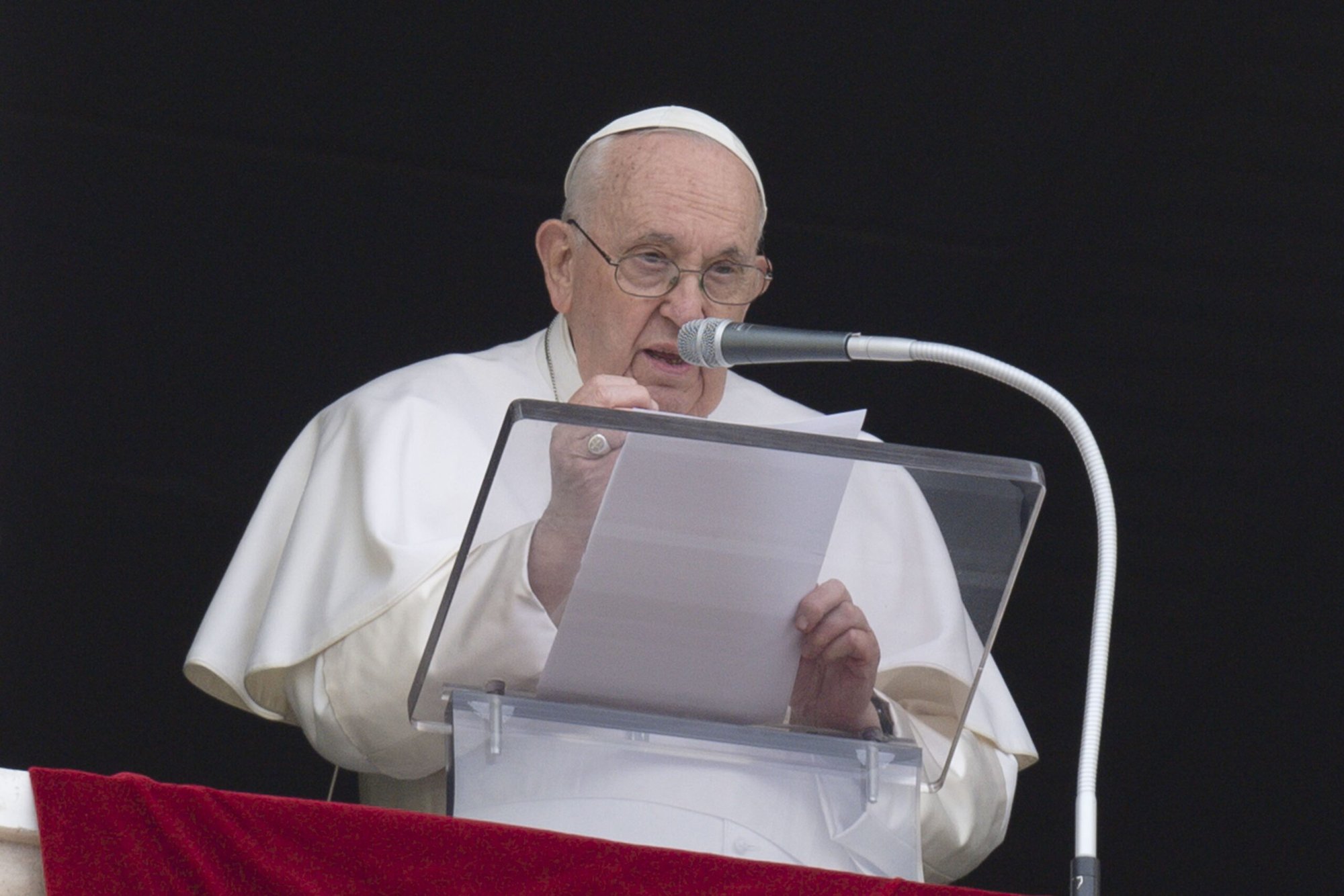 El Papa Francisco se dirige a unos 25.000 visitantes reunidos para rezar el Ángelus en la Plaza de San Pedro del Vaticano el 19 de marzo de 2023. (CNS /Vatican Media)
