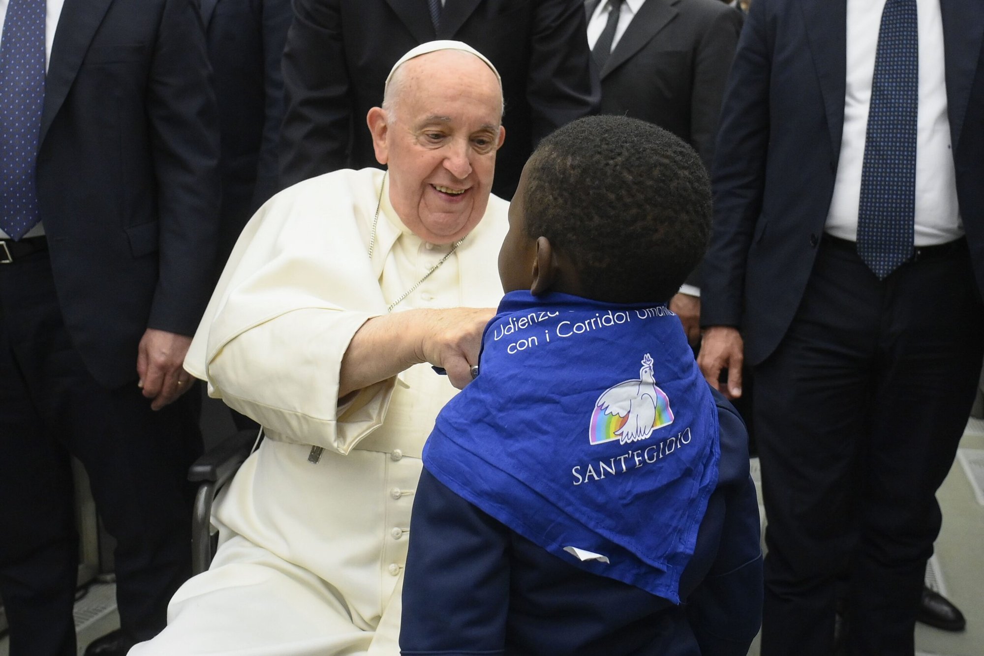 El Papa Francisco saluda a un niño durante una audiencia con cientos de refugiados y desplazados y con quienes les han ayudado en la sala de audiencias Pablo VI del Vaticano el 18 de marzo de 2023. Más de 6.000 personas han llegado a Italia y a otros países gracias a los "corredores humanitarios" en los que las organizaciones organizan el paso seguro y legal de personas vulnerables en zonas de conflicto. (Foto CNS/Vatican Media)