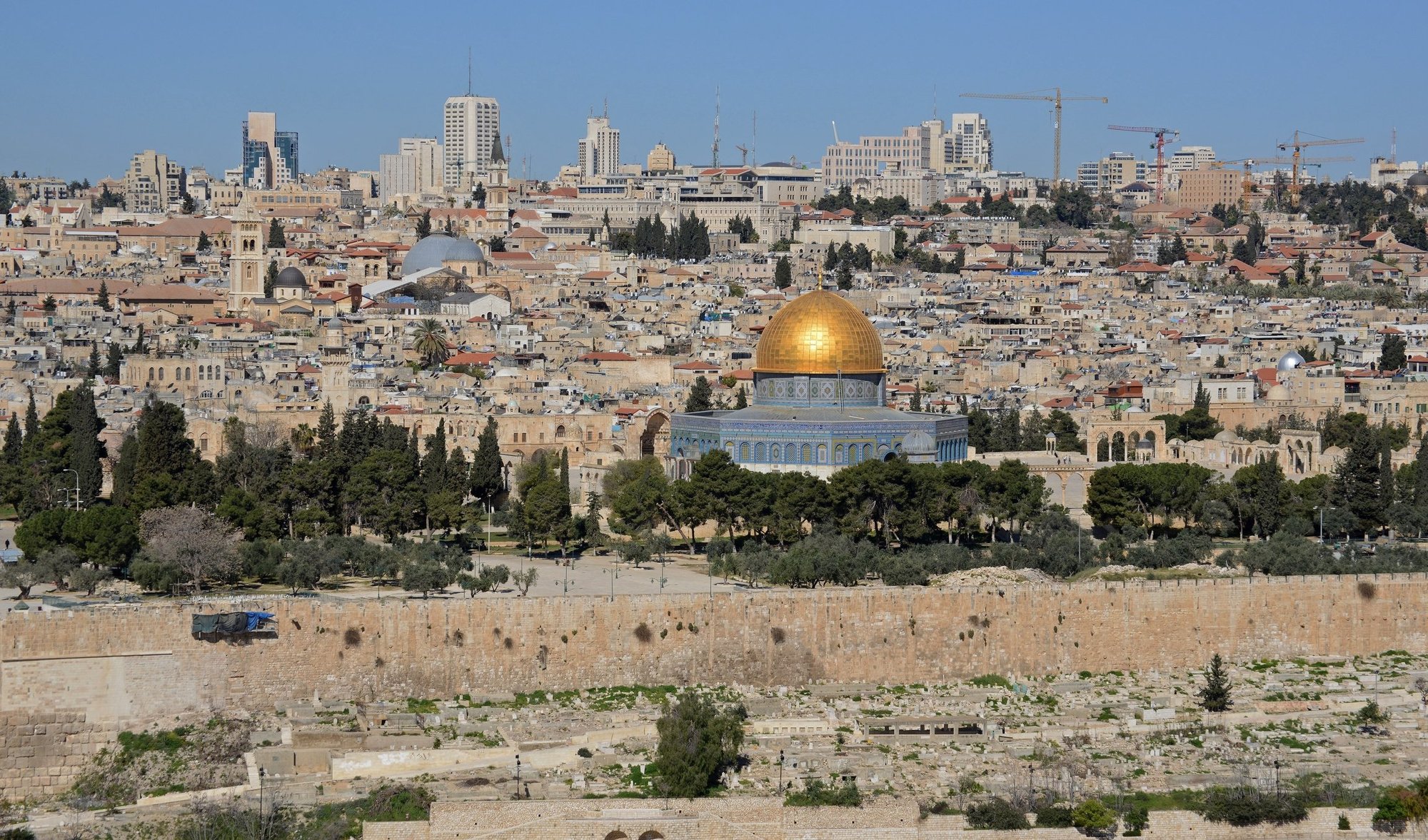 Una foto de archivo muestra la Cúpula de la Roca cubierta de oro en el complejo del Monte del Templo, se ve en esta visión general de Jerusalén desde el Monte de los Olivos 28 de marzo. La Iglesia Ortodoxa Griega denunció el 19 de marzo de 2023 lo que llamó un "atroz ataque terrorista" contra una iglesia en la Tumba de la Virgen María en Jerusalén. (Foto OSV News/Debbie Hill)