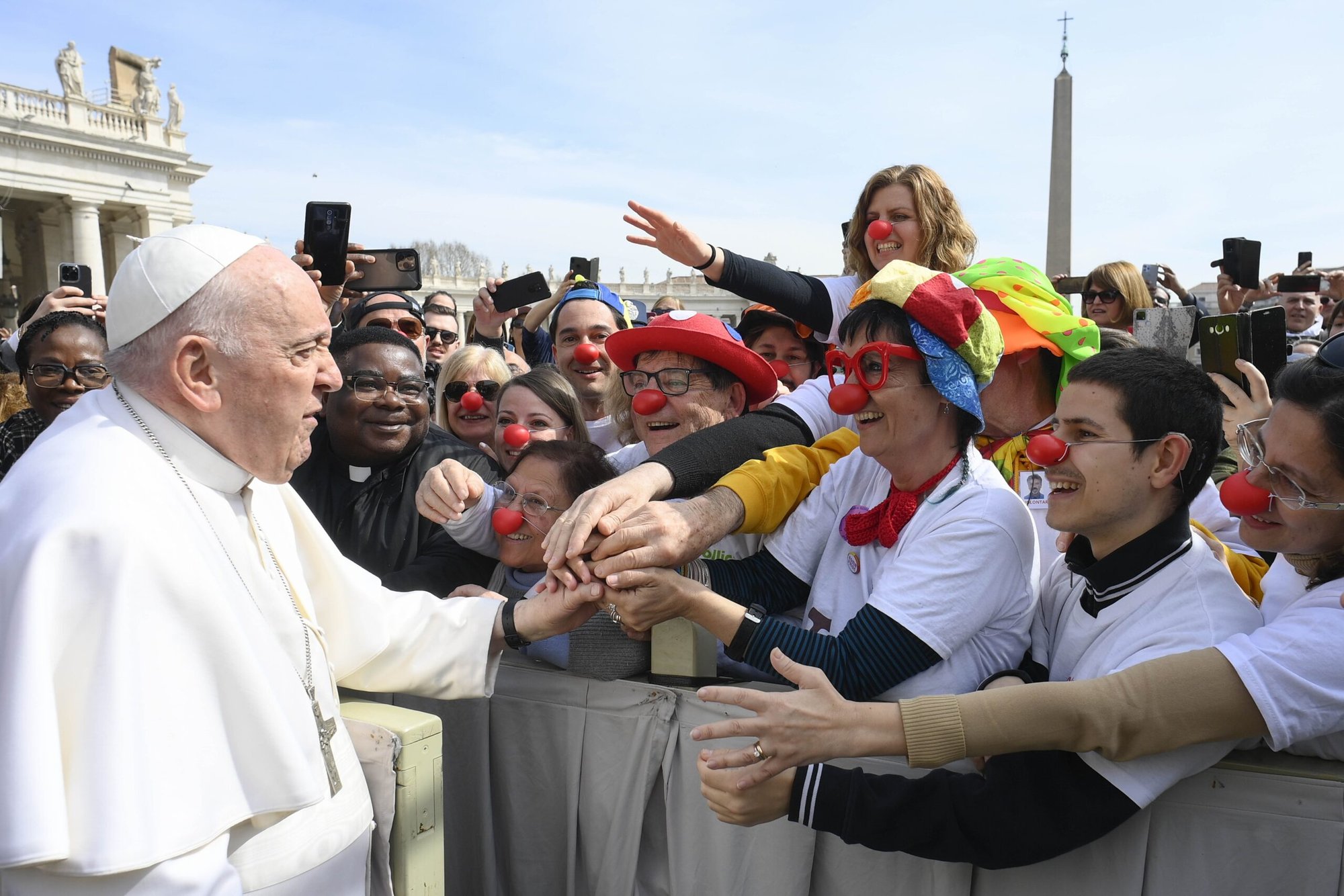 El Papa Francisco saluda a miembros de la asociación de voluntarios Franciscanos en el Mundo, con sede en Italia, durante su audiencia general en la Plaza de San Pedro del Vaticano el 22 de marzo de 2023. Una de las actividades de la asociación es "Francesclaun", en la que los voluntarios ofrecen terapia con payasos a presos, migrantes, personas sin hogar y enfermos (CNS/Vatican Media).