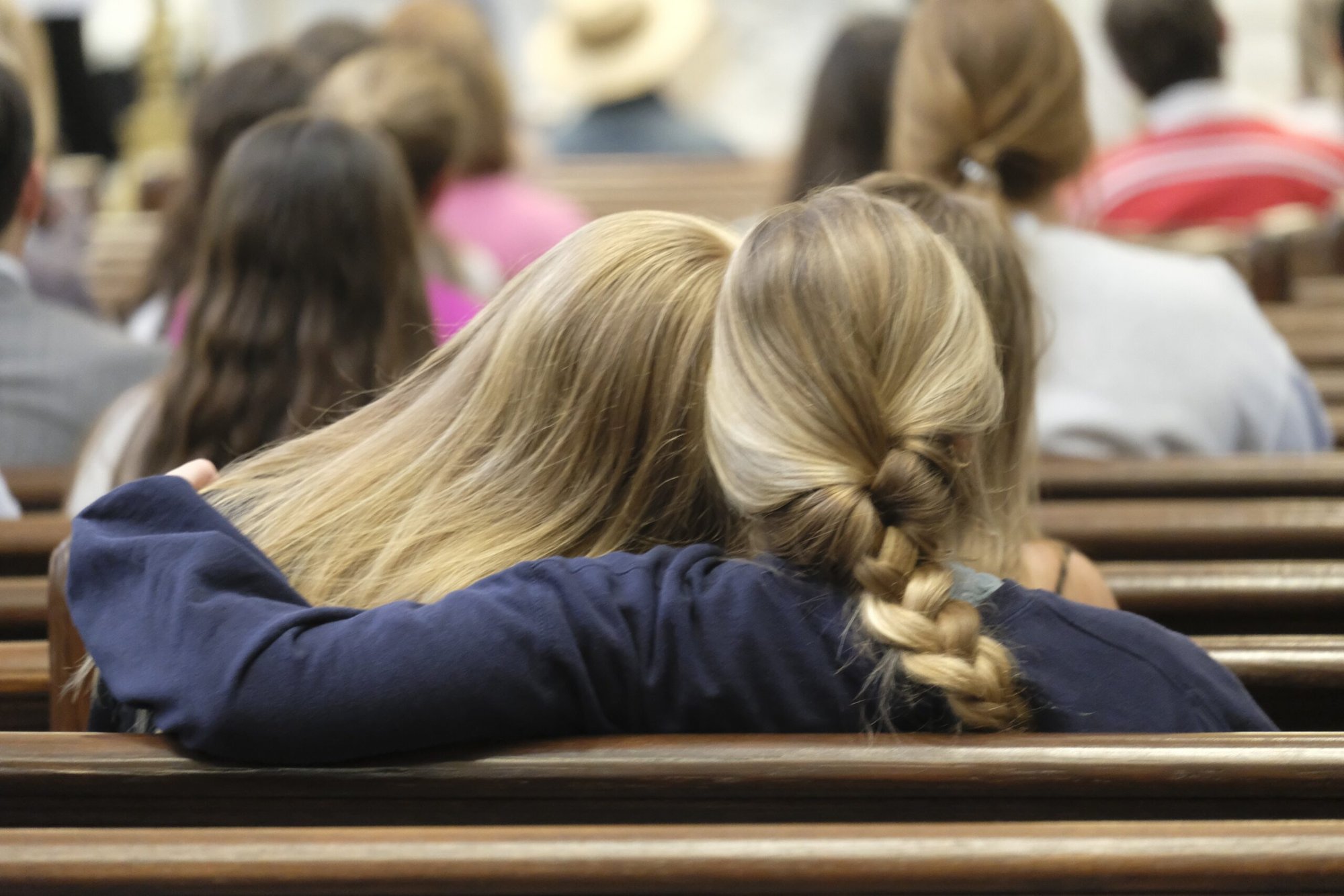 Unas jóvenes se abrazan mientras el obispo J. Mark Spalding de Nashville, Tennessee, celebra una misa el 27 de marzo de 2023 en la Catedral de la Encarnación de Nashville, Tennessee, por las víctimas del tiroteo de la Covenant Christian School en los terrenos de la Iglesia Presbiteriana Covenant de Nashville. Ese mismo día, tres adultos y tres niños, todos de 9 años, murieron por disparos. (OSV News /Katie Peterson, Tennessee Register)