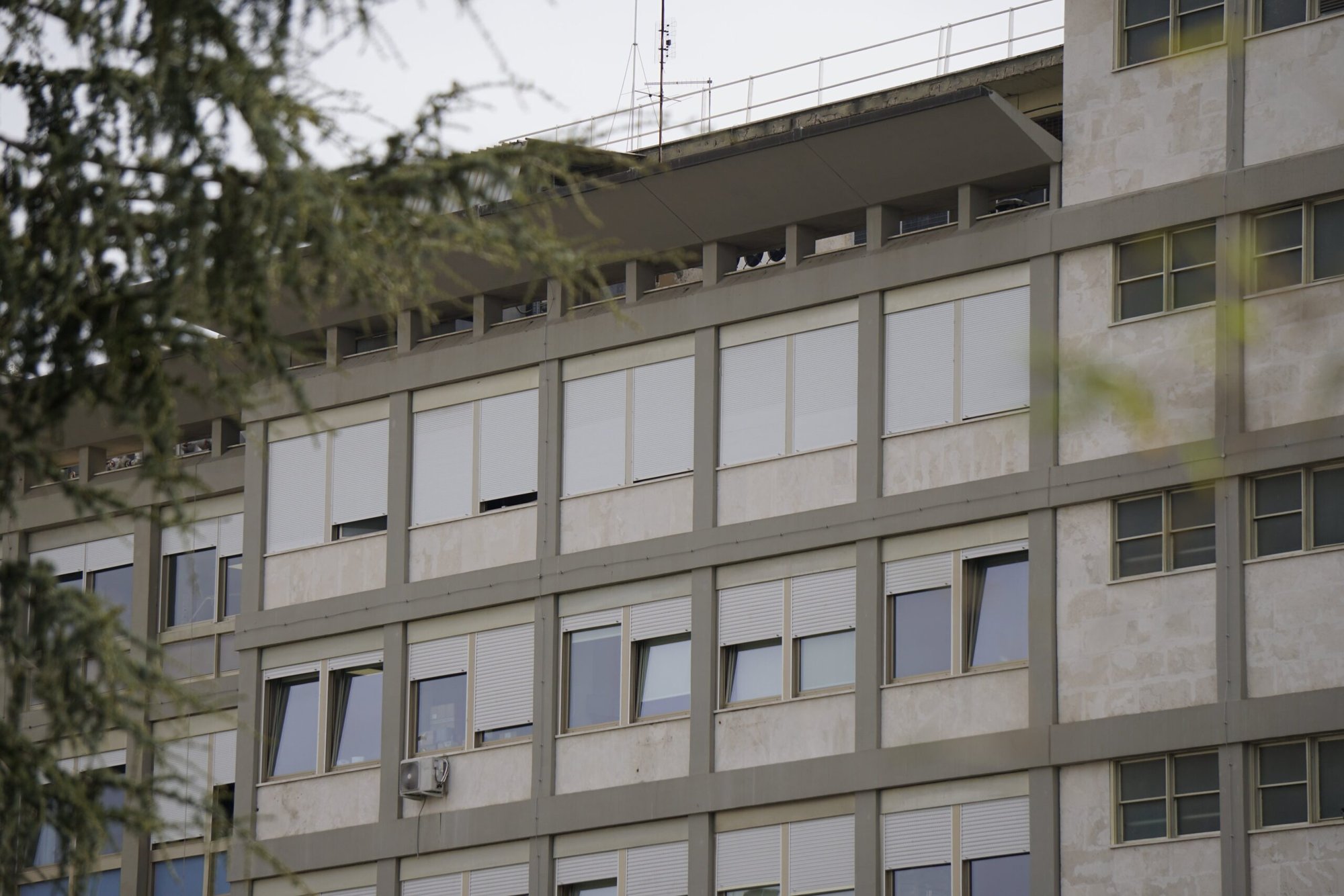 La suite del Papa Francisco en el décimo piso del hospital Gemelli de Roma con las ventanas cerradas el 30 de marzo de 2023. El Papa fue ingresado en el hospital el 29 de marzo por dificultades respiratorias y se le diagnosticó una "infección respiratoria", según el Vaticano. (Foto CNS/Justin McLellan)