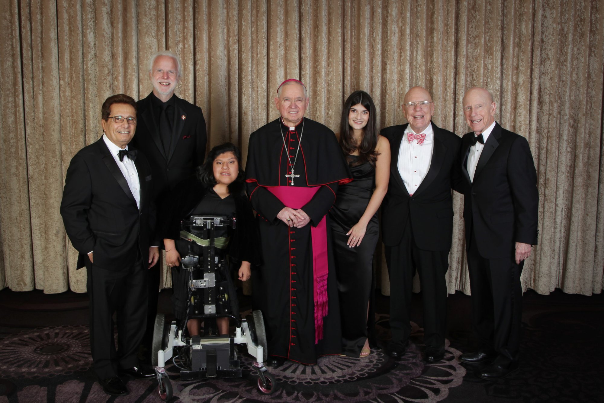 De izquierda a derecha: Dr. Nabil El Sayad, Diácono Kevin McCardle, Josie Hull, Arzobispo José H. Gómez, Siena Dancsecs, Mike Smith y Tim Smith. (Belle N' Beau Photography)