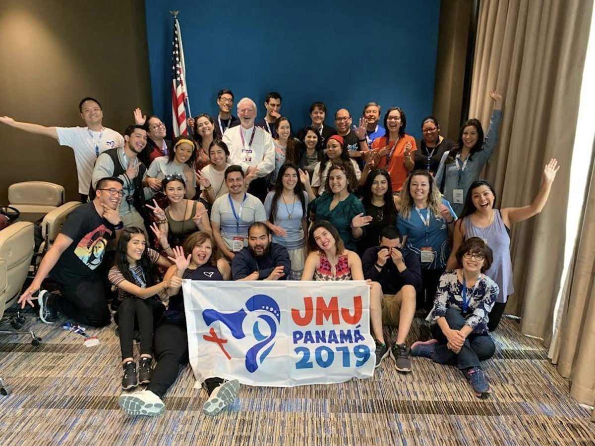 Un grupo de peregrinos de la JMJ de la Región Pastoral San Gabriel posa con el Obispo David O'Connell en Panamá. (Efrén Rodríguez)