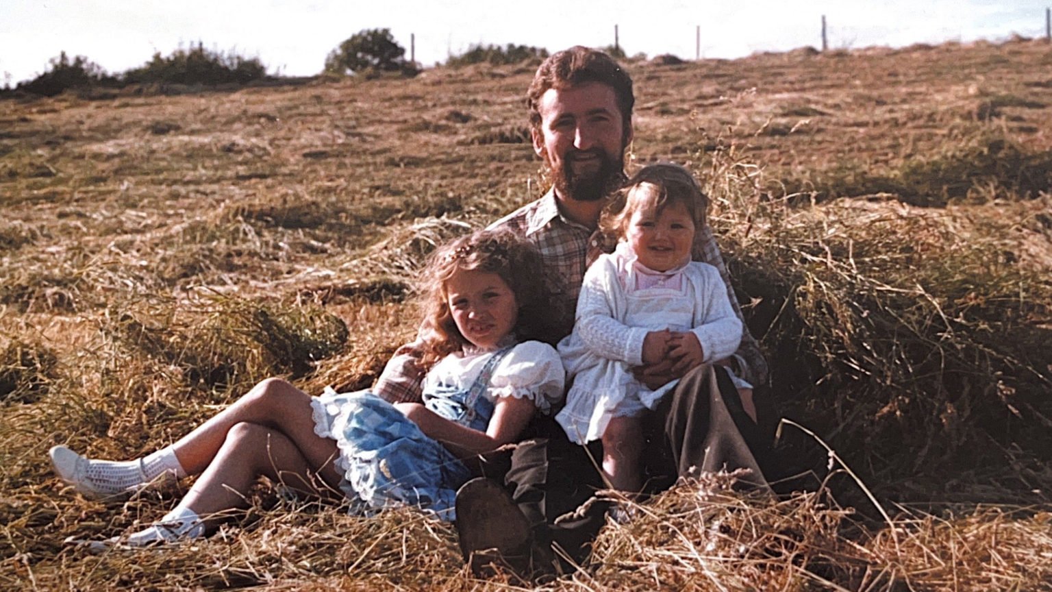 David O'Connell durante sus años de seminario en Irlanda con sus dos sobrinas mayores, Ciara y Orla. (Familia O'Connell)