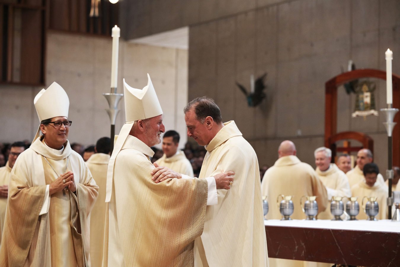 El obispo David O'Connell saluda al recién ordenado padre Albert van der Woerd en la misa de ordenación sacerdotal de 2016 en la Catedral de Nuestra Señora de los Ángeles. | (Víctor Alemán)