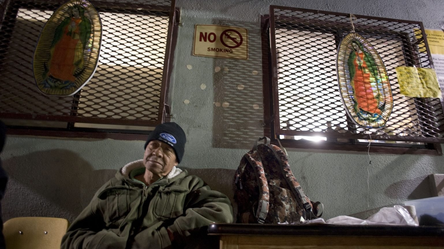 Everardo Ceja, de 57 años, espera para cenar en el Guadalupanos Homeless Project de Los Ángeles, un refugio para hombres y mujeres sin hogar gestionado por la iglesia católica Mission Dolores. (CNS/David Maung)