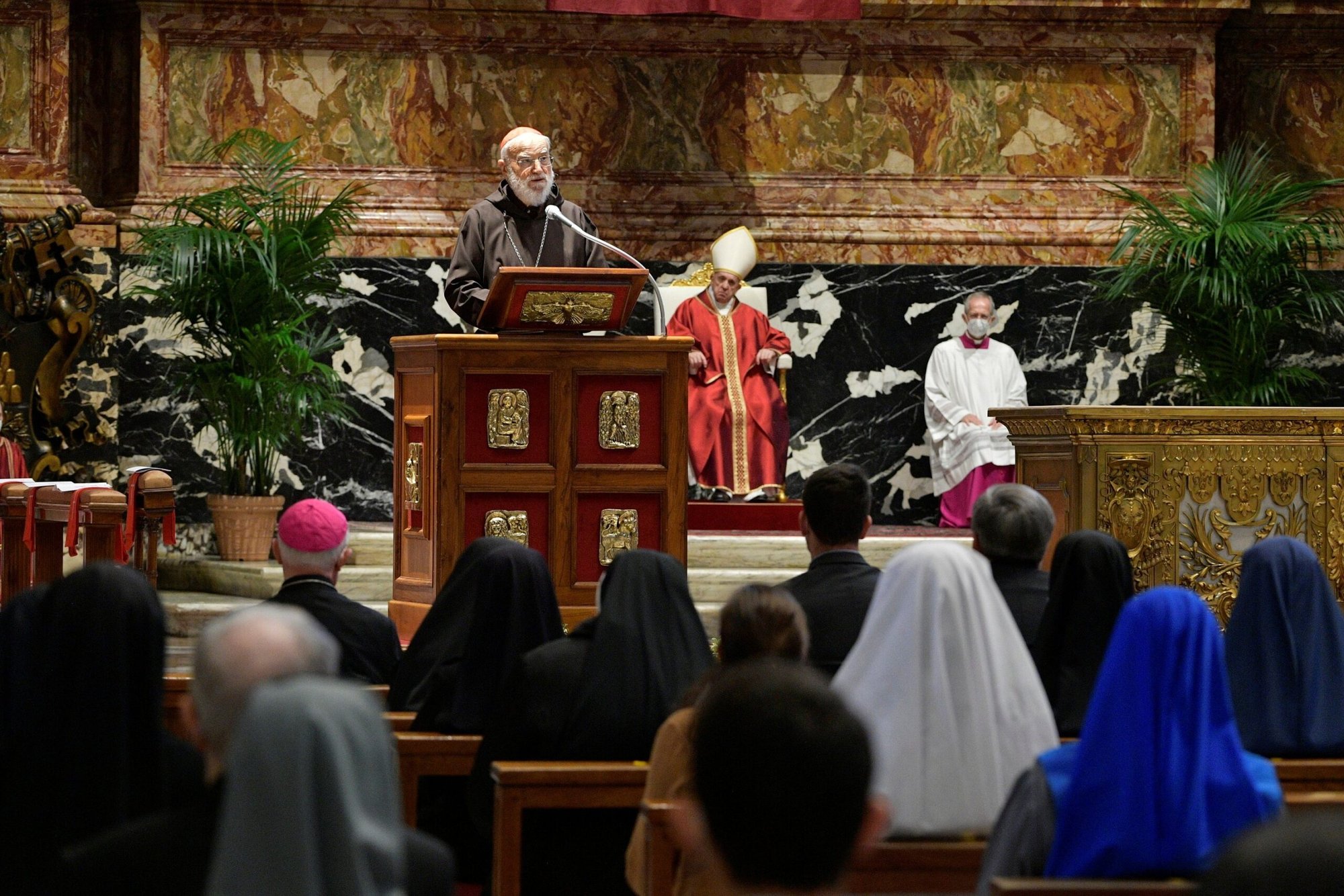 El cardenal Raniero Cantalamessa, predicador de la casa pontificia, pronuncia la homilía mientras el papa Francisco dirige la Liturgia del Viernes Santo de la Pasión del Señor el 2 de abril de 2021, en el Altar de la Cátedra de la Basílica de San Pedro en el Vaticano. (CNS photo/Andreas Solaro, pool via Reuters)