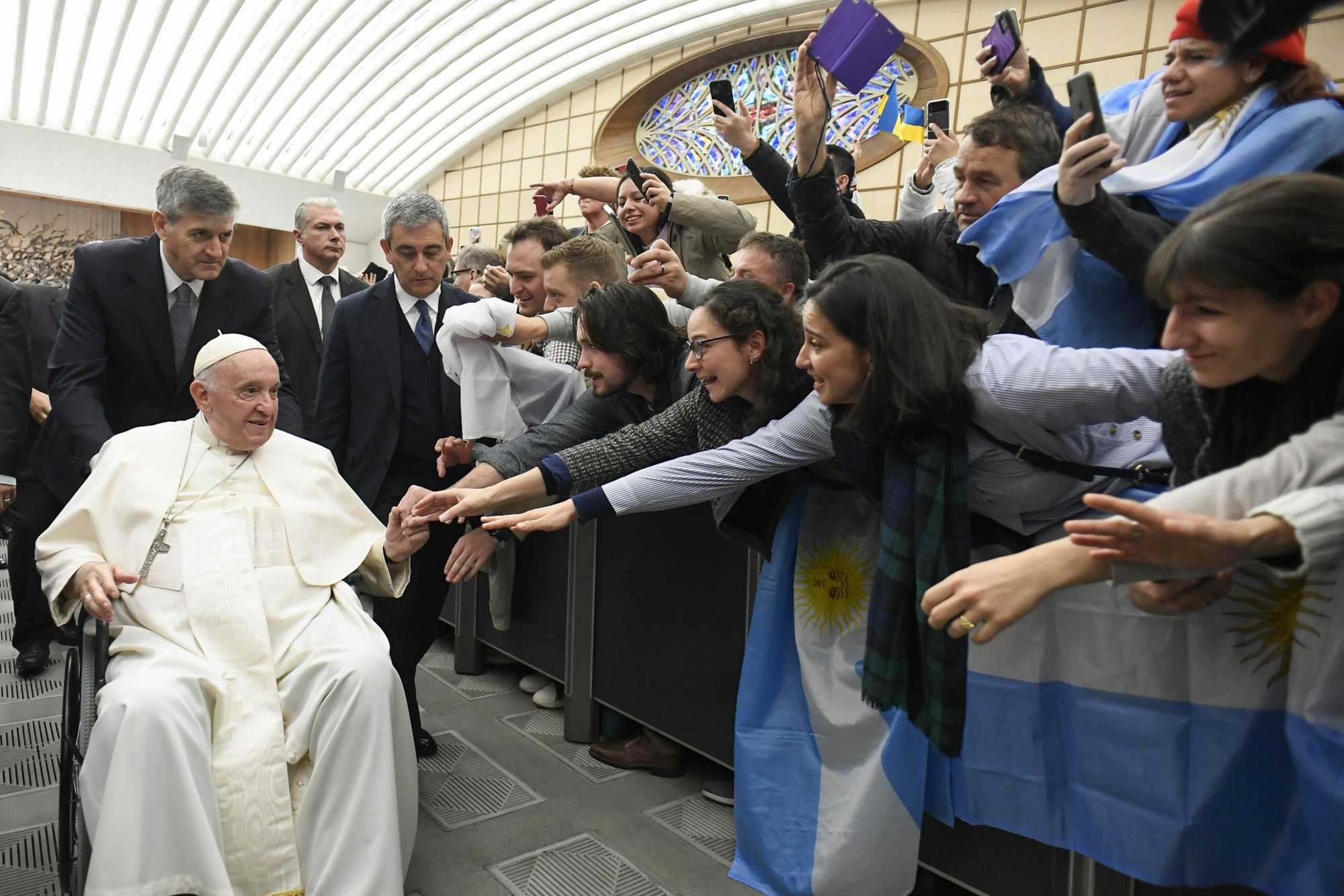 La bandera de Argentina se ve mientras el Papa Francisco saluda a la gente durante su audiencia general en el aula Pablo VI en el Vaticano el 14 de diciembre de 2022. (CNS/Vatican Media)