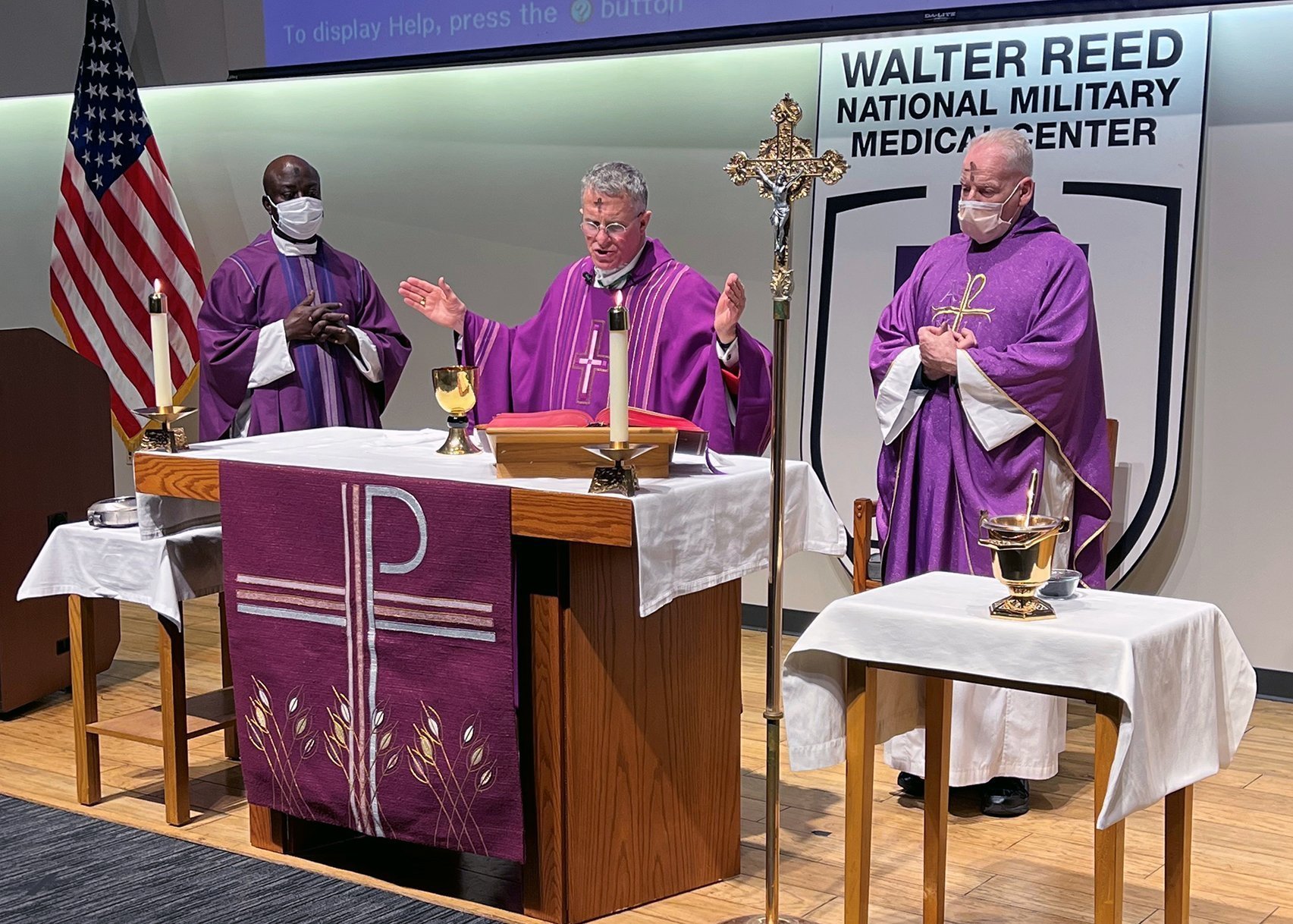 El arzobispo Timothy P. Broglio de la Arquidiócesis de los Servicios Militares de EE.UU. celebra la Misa del Miércoles de Ceniza en el Centro Médico Militar Nacional Walter Reed en Bethesda, Maryland, el 2 de marzo de 2022. El hospital Walter Reed finalizó el 31 de marzo de 2023 un contrato con sacerdotes y hermanos franciscanos para proporcionar atención pastoral a los católicos, antes de la Semana Santa. (Foto OSV News /CNS file, cortesía de U.S. Archdiocese of the Military Services)