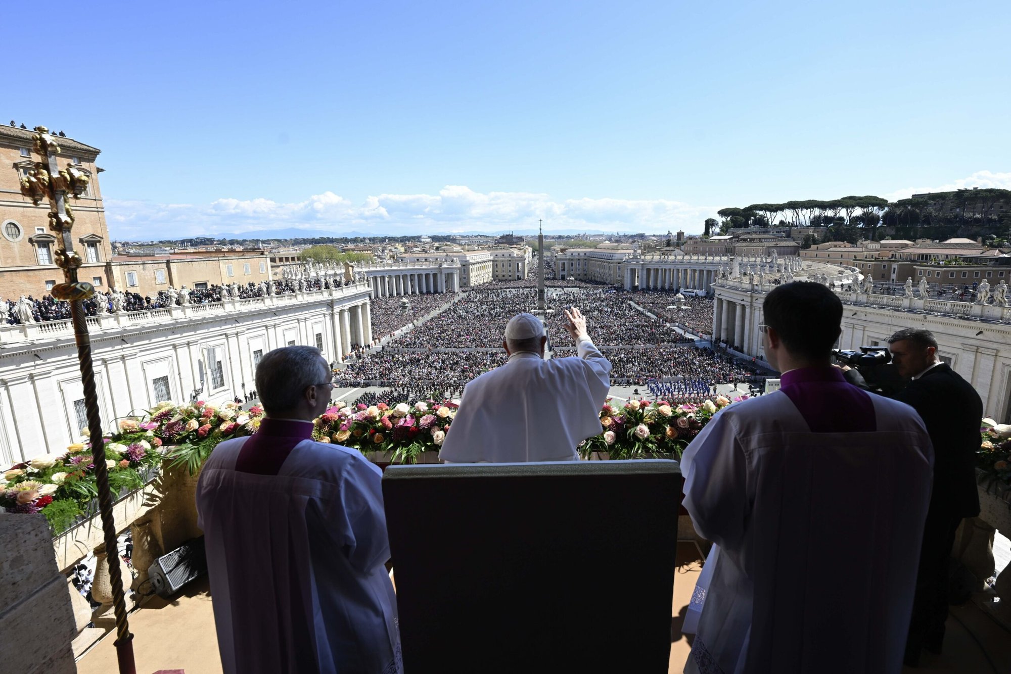 El Papa Francisco saluda a la multitud en la Plaza de San Pedro antes de impartir su bendición pascual "urbi et orbi" (a la ciudad y al mundo) desde el balcón central de la Basílica de San Pedro el 9 de abril de 2023. (Foto de CNS/Vatican Media)