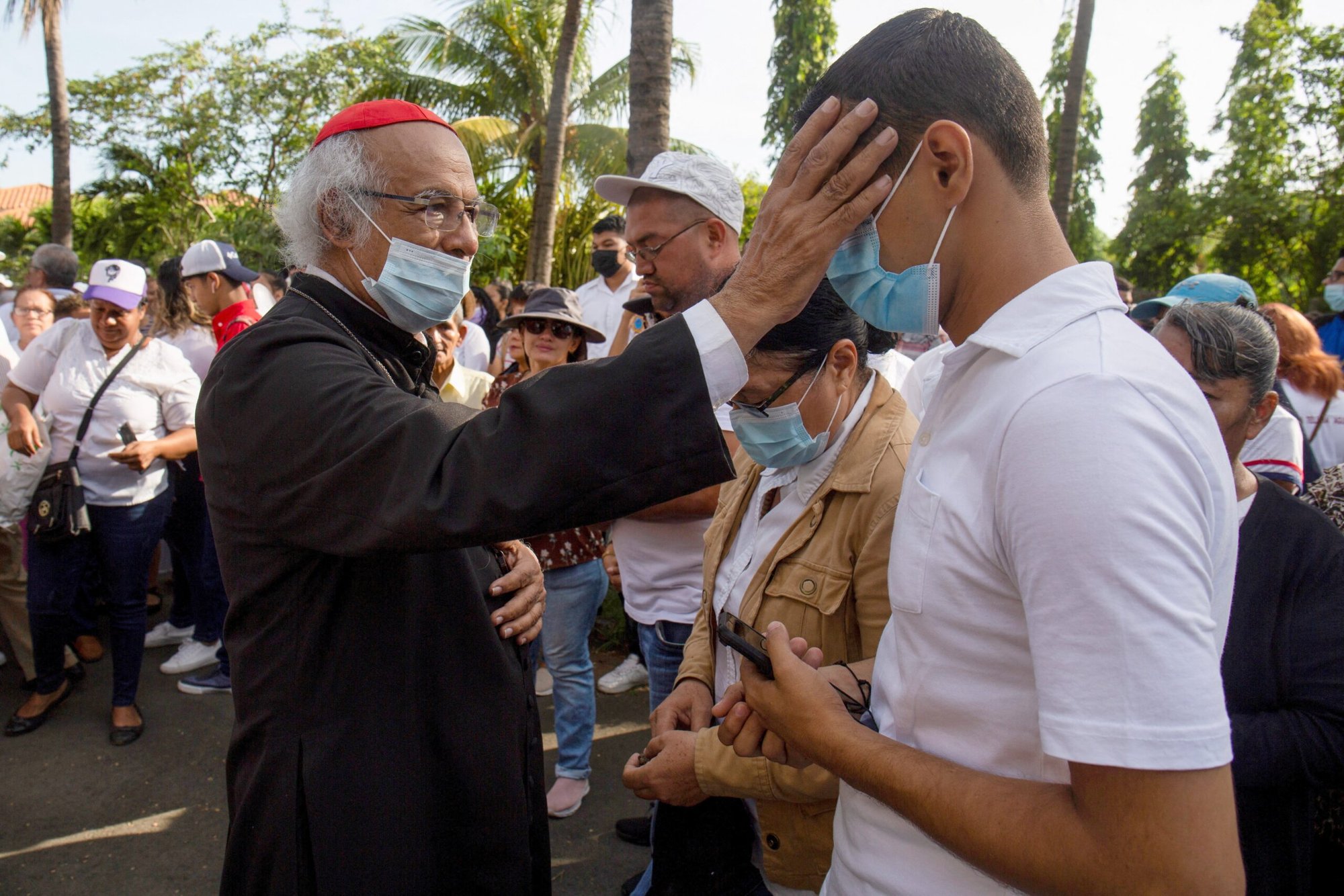 El cardenal nicaragüense Leopoldo Brenes Solórzano de Managua bendice a un devoto durante una procesión de Viernes Santo fuera de la Catedral Metropolitana, ya que el gobierno prohibió las procesiones de Semana Santa en las calles este año debido a preocupaciones de seguridad no especificadas, en Managua, Nicaragua el 7 de abril de 2023. Las iglesias de Nicaragua llevaron a cabo las tradicionales procesiones dentro de los terrenos de las parroquias o en las mismas iglesias. (Foto OSV News/Reuters)