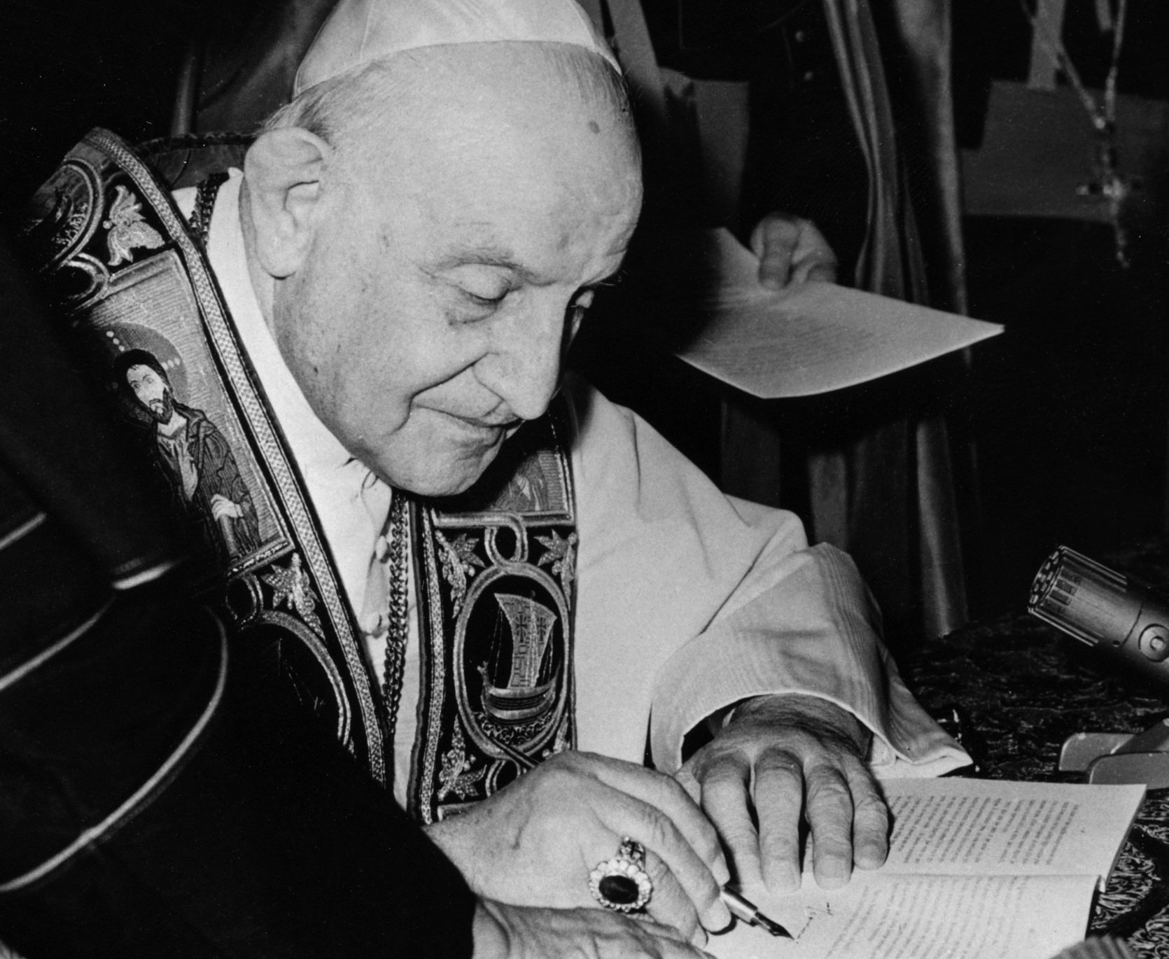 El Papa Juan XXIII firma su encíclica "Paz en la Tierra" ("Pacem in Terris") en el Vaticano en esta foto de archivo de 1963. Considerada un hito en la doctrina social católica, la encíclica aborda los derechos universales y las relaciones entre los Estados. (Foto CNS)