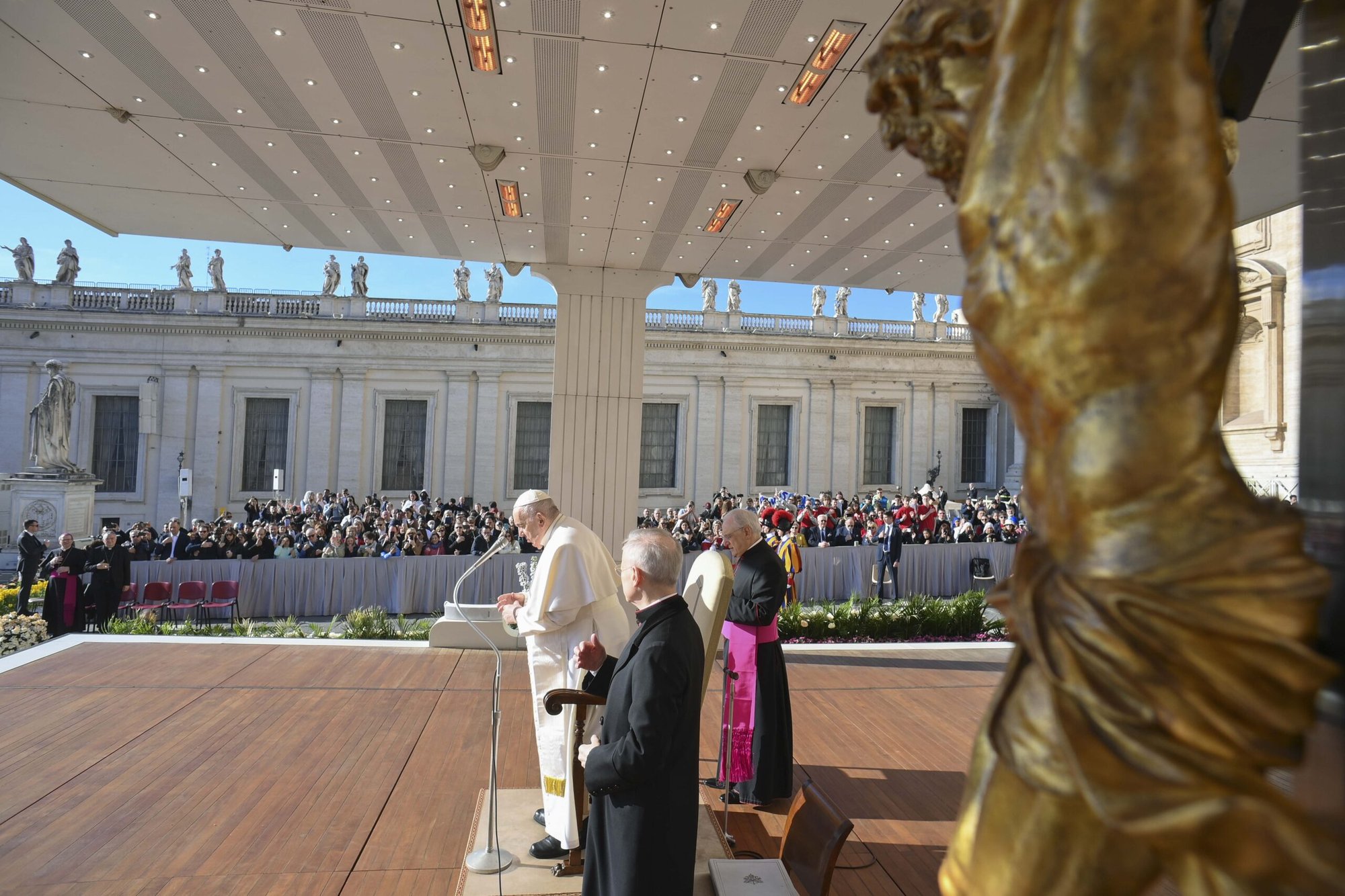 El Papa Francisco da la bendición al finalizar su audiencia general semanal en la Plaza de San Pedro en el Vaticano el 12 de abril de 2023. (Foto CNS /Vatican Media)