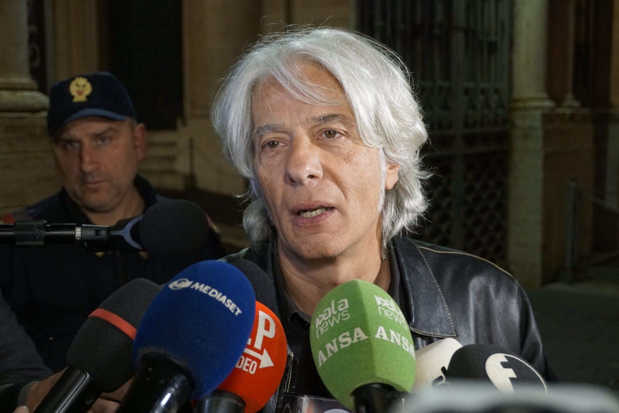 Pietro Orlandi, el hermano de Emanuela Orlandi, una colegiala vaticana que desapareció en Roma en 1983, habla con los periodistas fuera de Porta Sant'Anna en el Vaticano después de reunirse con el fiscal jefe de la Ciudad del Vaticano 11 de abril 2023. (CNS /Justin McLellan)