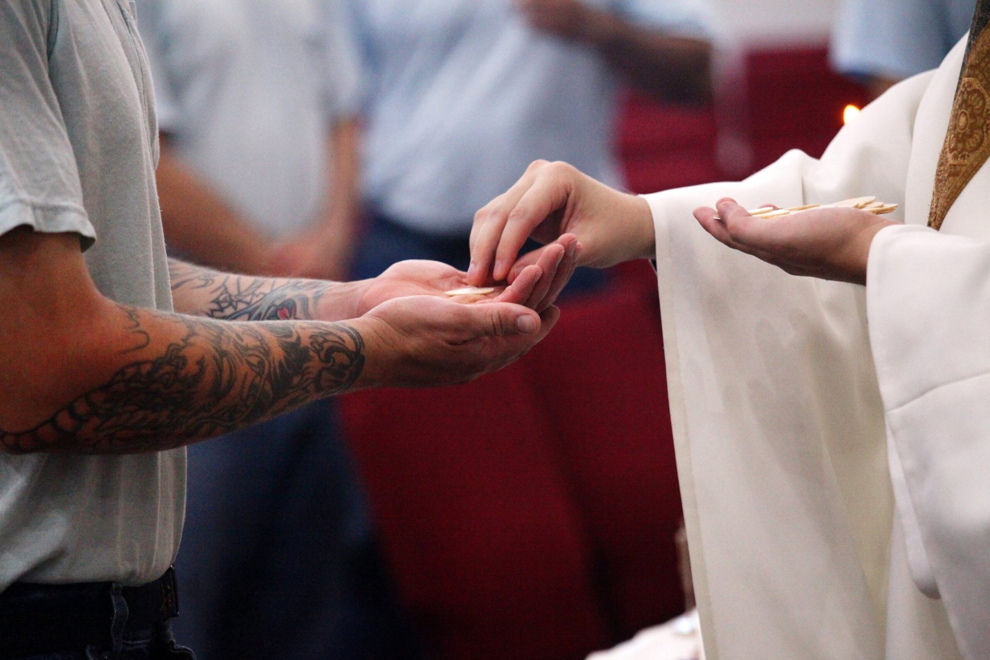 Una foto de archivo muestra a un preso recibiendo la Comunión en Ellsworth Correctional Facility de Ellsworth, Kansas. Los católicos implicados en la pastoral penitenciaria intentan llevar esperanza y la luz de Cristo a los que "cumplen condena". (Foto de OSV News/CNS file, Karen Bonar, The Register)