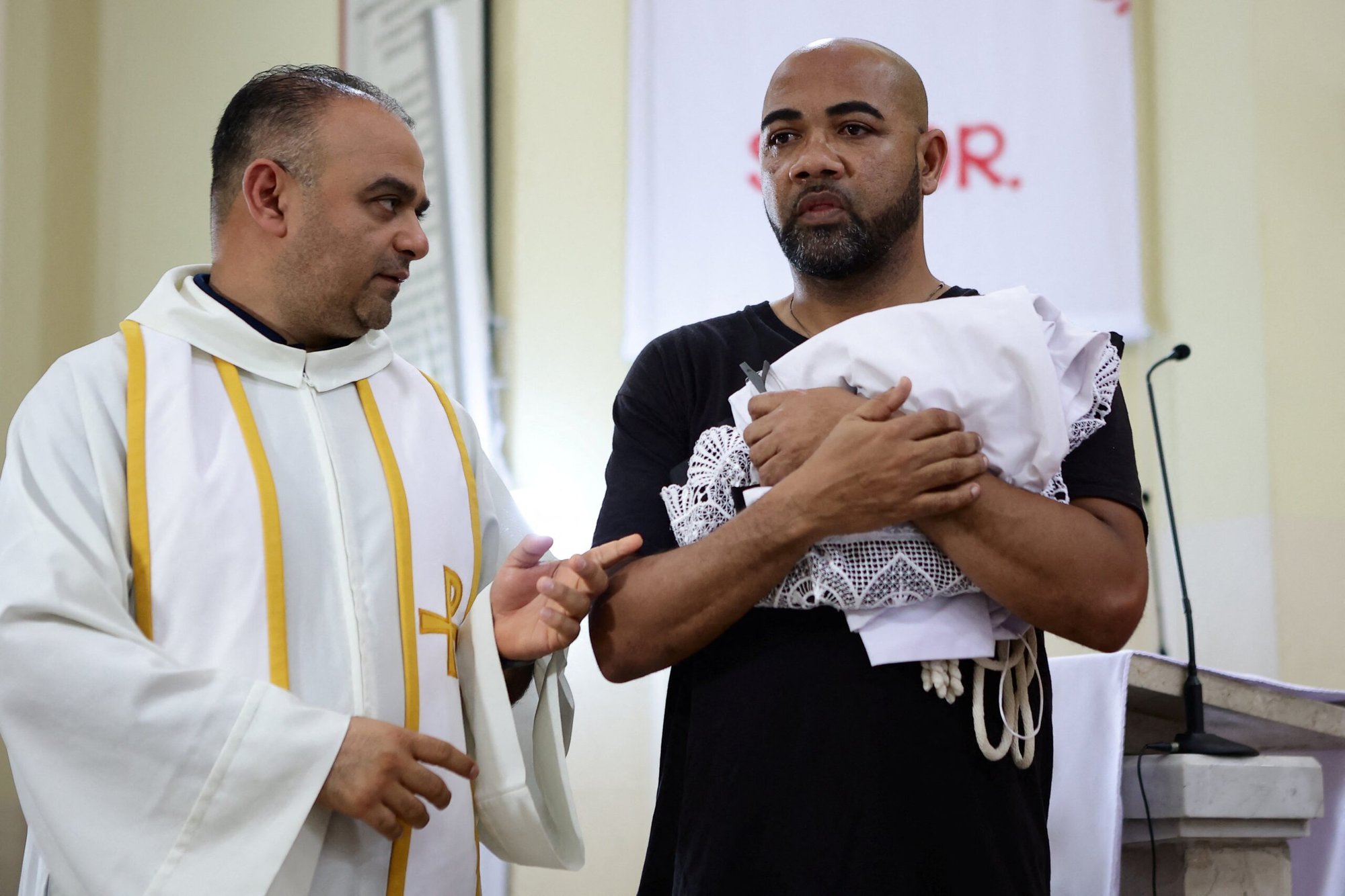El padre Luis Estévez conversa con el padre claretiano Donaciano Alarcón de Panamá en la Catedral de San Pedro Apóstol en San Pedro Sula, Honduras, el 5 de abril de 2023. El Padre Alarcón fue expulsado de Nicaragua después de que el gobierno prohibiera las procesiones callejeras de Semana Santa este año, tras una Misa como parte de la Semana Santa. (Foto OSV News/Yoseph Amaya, Reuters)