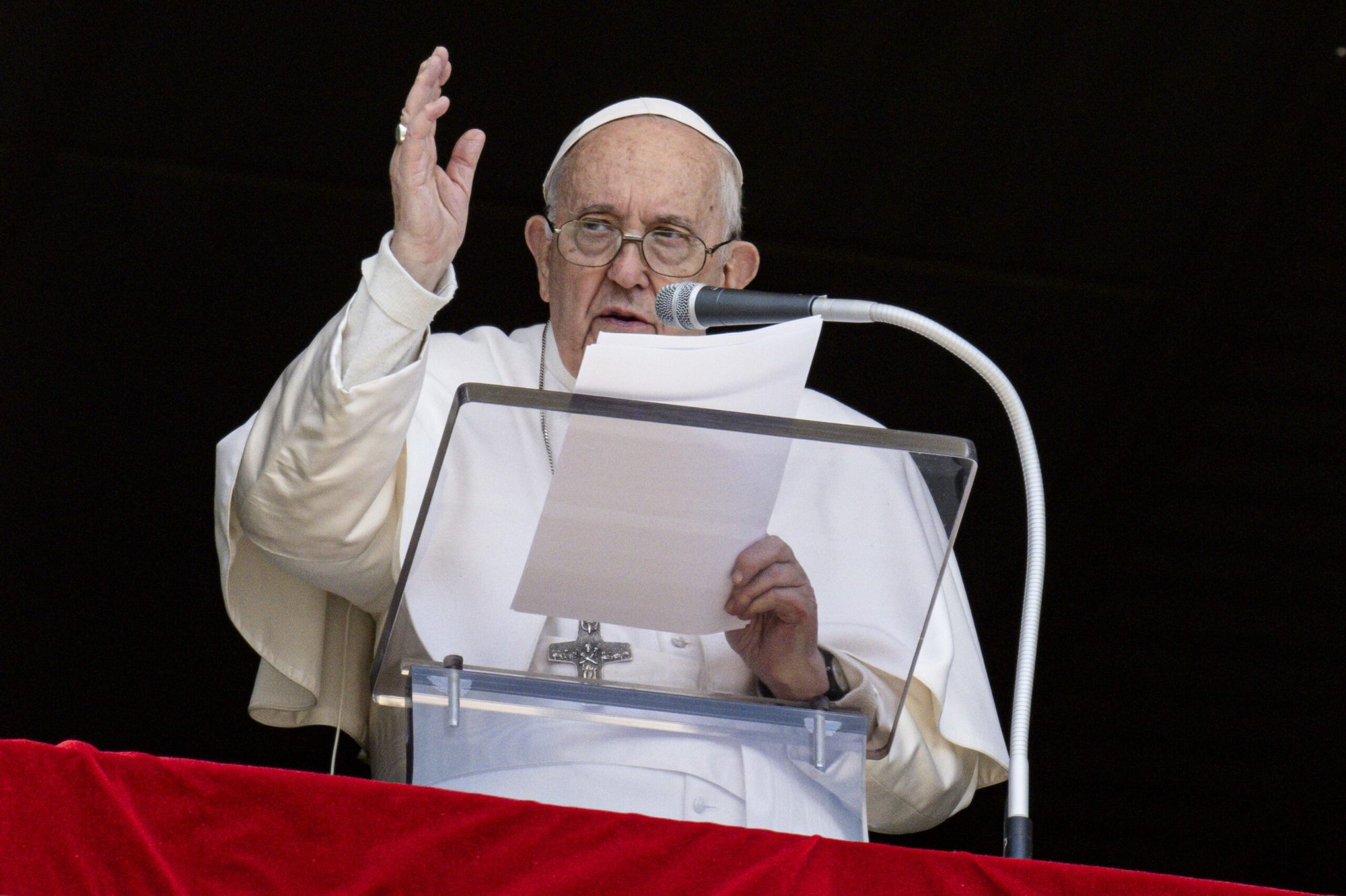 El Papa Francisco da su bendición a unos 20.000 visitantes y peregrinos que se unieron a él para la recitación de la oración "Regina Coeli" el 16 de abril de 2023, en la Plaza de San Pedro en el Vaticano. (CNS photo/Vatican Media)