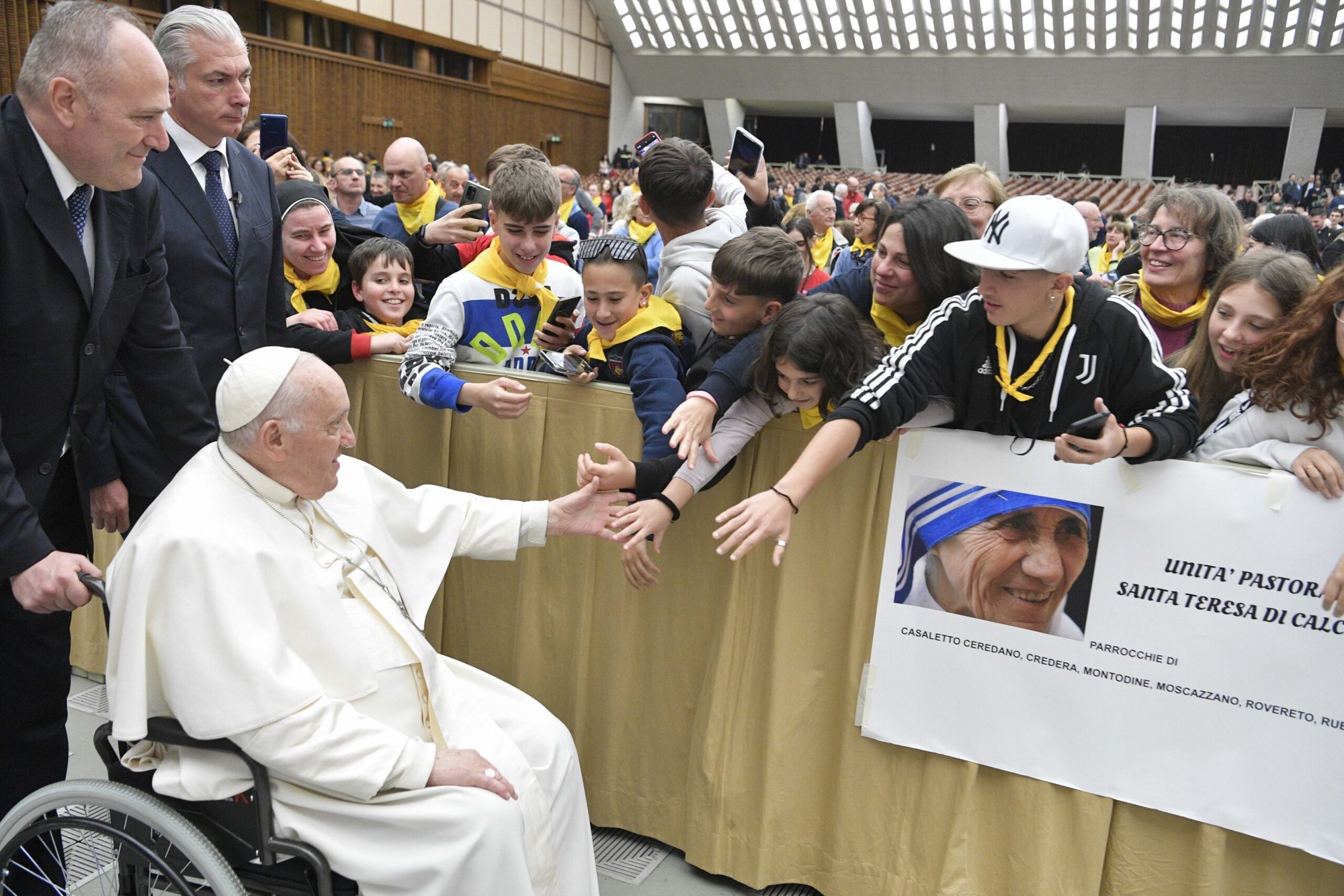 El Papa Francisco tiende la mano para saludar a los peregrinos de la diócesis de Crema, Italia, durante un encuentro en la sala de audiencias del Vaticano el 15 de abril de 2023. (CNS /Vatican Media)