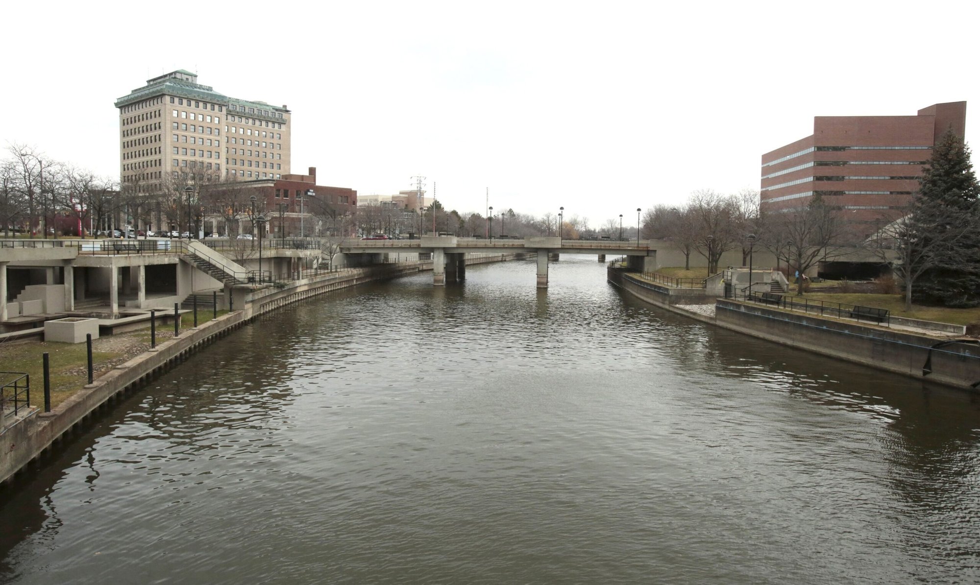 Una foto de archivo muestra el río Flint en Michigan fluyendo a través del centro de Flint. Defensores del medio ambiente y organismos de Filadelfia, San Luis y Flint, hablaron con OSV News sobre los problemas del agua que afectan negativamente a sus comunidades y a los niños mucho después de la contaminación inicial. (Foto OSV News/Rebecca Cook, Reuters)