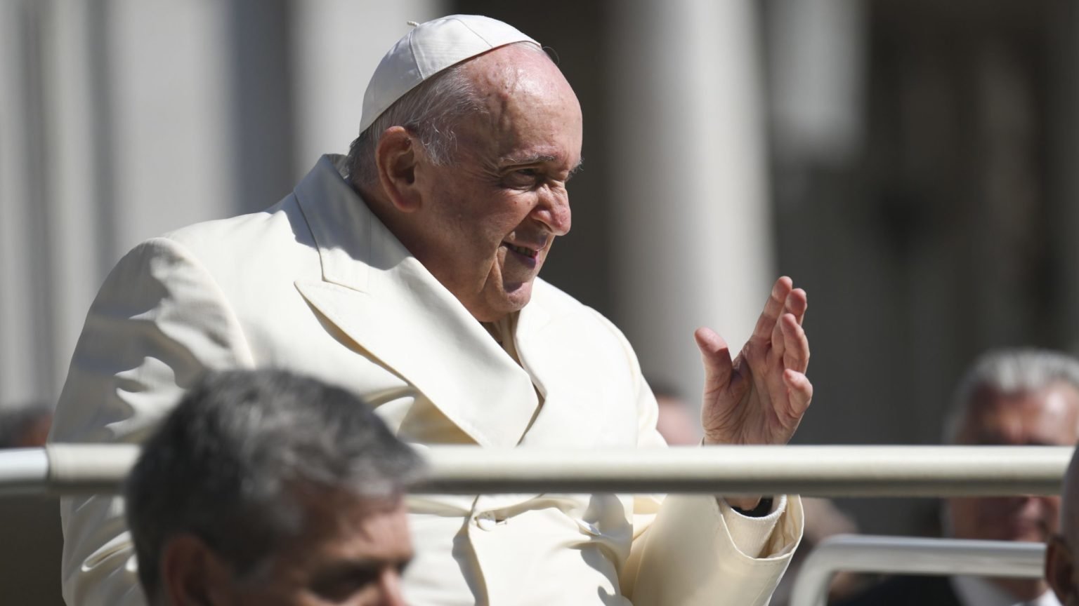 El Papa Francisco, en el papamóvil, saluda a la multitud antes de su audiencia general semanal el 19 de abril de 2023, en la Plaza de San Pedro del Vaticano. (CNS /Vatican Media)