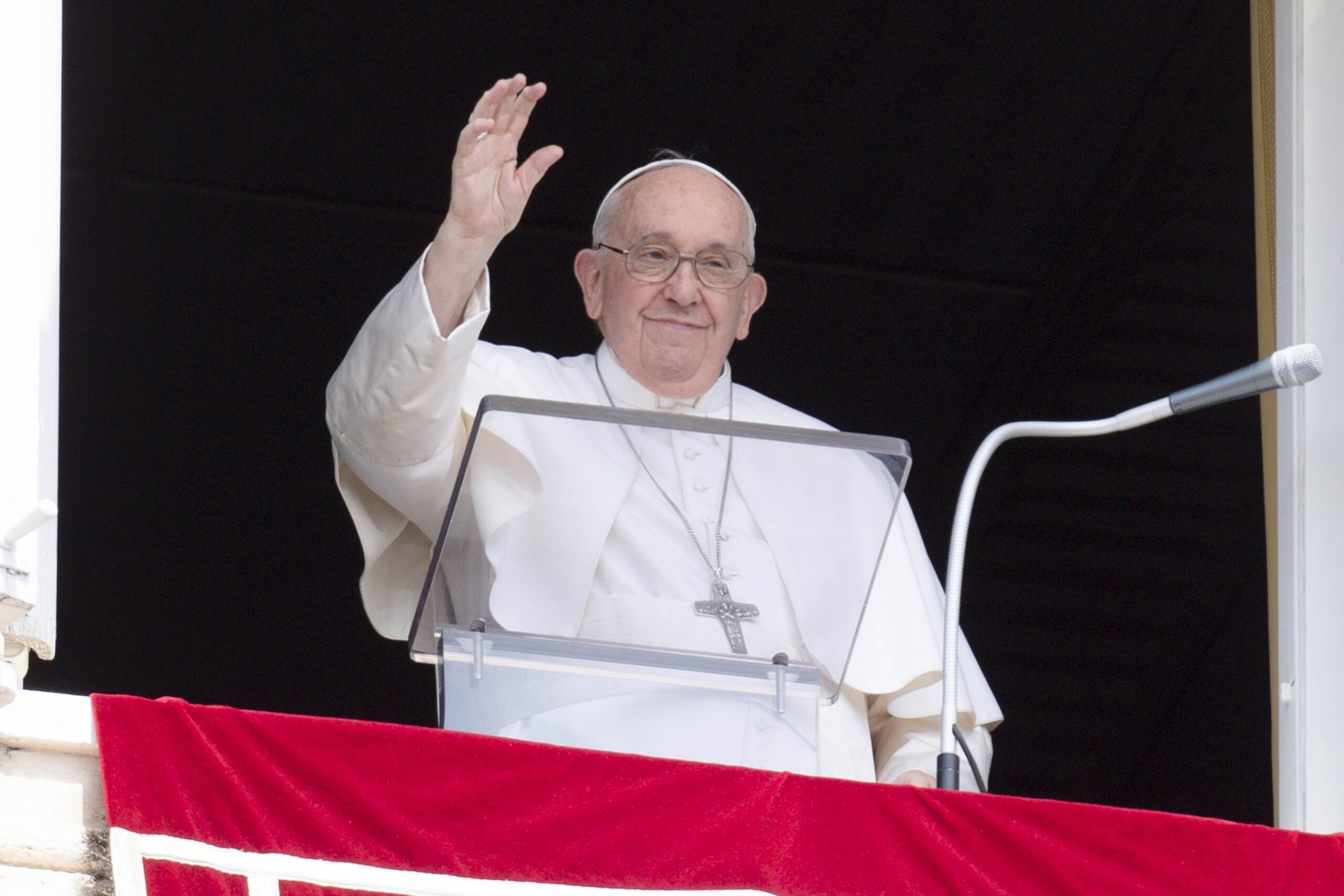 El Papa Francisco saluda a unos 30.000 visitantes y peregrinos que se unieron a él para la recitación de la oración "Regina Coeli" 23 de abril 2023, en la Plaza de San Pedro en el Vaticano. (CNS/Vatican Media)