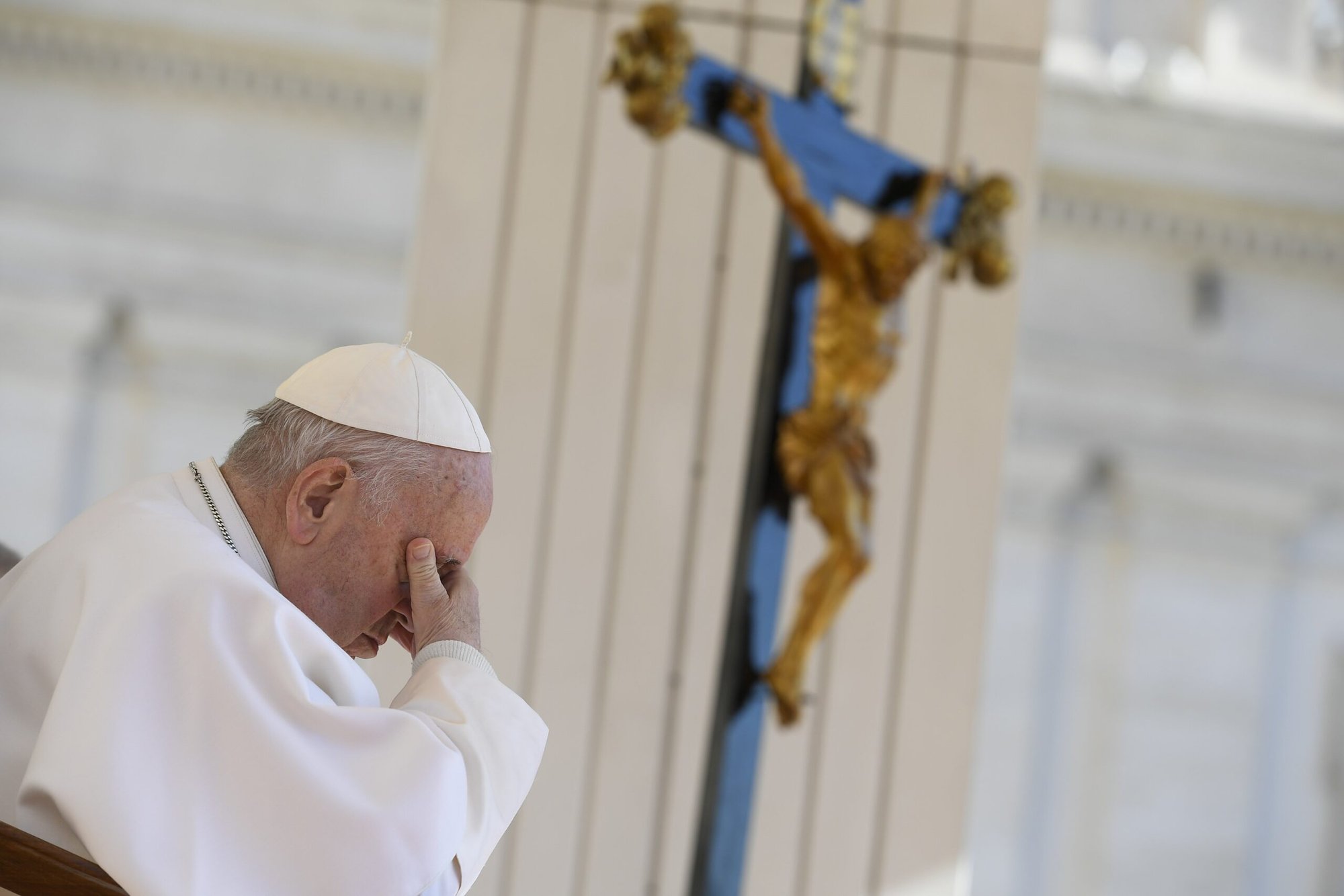 El Papa Francisco se lleva la mano a la cara durante su audiencia general semanal del 26 de abril de 2023, en la Plaza de San Pedro del Vaticano. (Foto de CNS/Vatican Media)