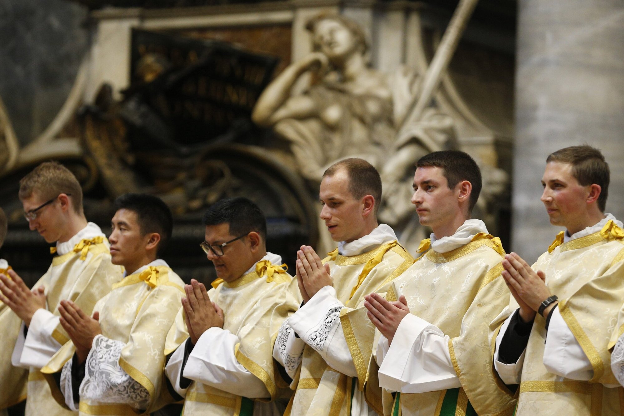 Nuevos diáconos del Pontificio Colegio Norteamericano durante su ordenación en la Basílica de San Pedro en el Vaticano el 29 de septiembre de 2022. Veintidós seminaristas de 17 diócesis estadounidenses y uno de la archidiócesis de Sydney fueron ordenados diáconos transitorios. (CNS/Paul Haring)