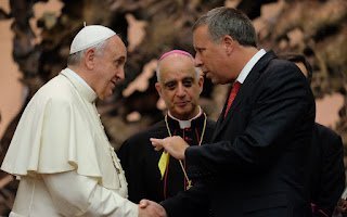 El Papa Francisco habla con Curtis Martin, fundador y CEO de la Fellowship of Catholic University Students (FOCUS), en 2014 en el Vaticano. Martin fue uno de los 15 consultores que el Papa nombró el 25 de abril de 2023 para la Sección de Cuestiones Fundamentales de la Evangelización en el Mundo del Dicasterio para la Evangelización. También fue nombrado Petroc Willey, profesor de teología en la Universidad Franciscana de Steubenville, Ohio. (Foto de OSV News/cortesía de FOCUS)