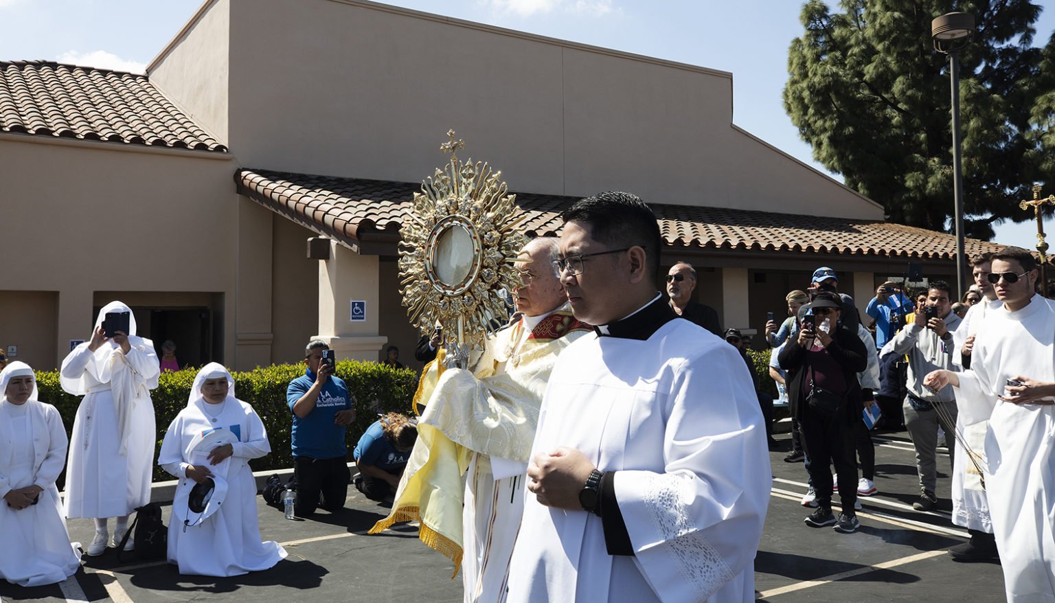 El Arzobispo de Los Ángeles, José H. Gomez, lleva el Santísimo Sacramento durante la procesión eucarística de 6 millas que fue de la Misión San Gabriel Arcángel a la Iglesia San Lucas Evangelista en Temple City, y luego de regreso a la misión. (Víctor Alemán)