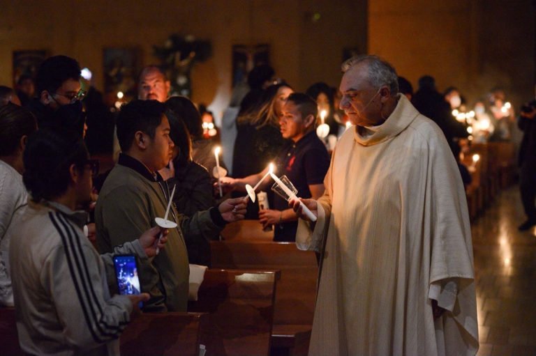 Un niño besa el anillo episcopal del Arzobispo José H. Gómez durante la Vigilia Pascual en la Catedral de Nuestra Señora de los Ángeles el 8 de abril de 2023. (Archidiócesis de Los Ángeles)