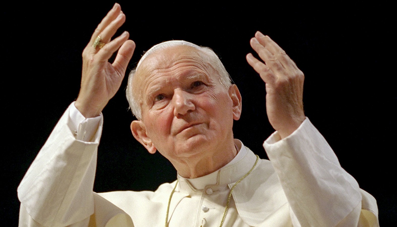 El Papa Juan Pablo II hace un gesto a la multitud durante la Jornada Mundial de la Juventud en Denver en 1993. (CNS/Joe Rimkus Jr.)