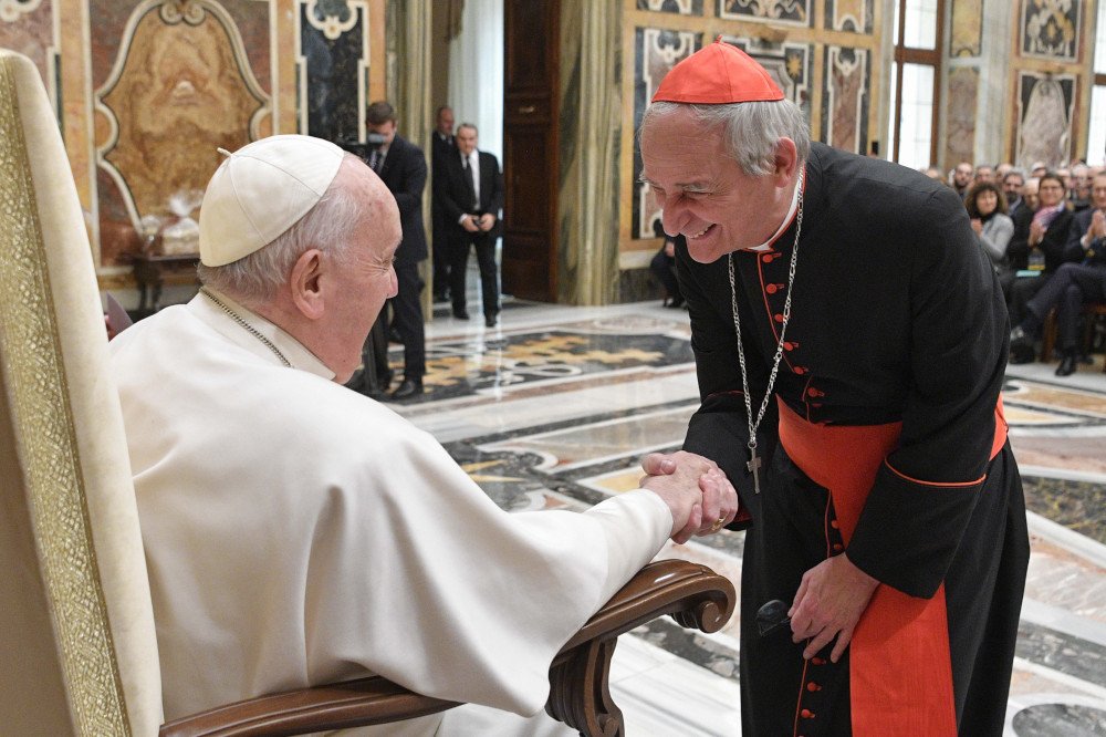 El Papa Francisco saluda al cardenal Matteo Zuppi, presidente de la Conferencia Episcopal Italiana, durante una reunión con representantes de la mayoría de las 227 diócesis italianas y sus programas para fomentar el apoyo financiero a las actividades de la Iglesia, durante una audiencia en la Sala Clementina del Palacio Apostólico en el Vaticano el 16 de febrero de 2023. (CNS /Vatican Media)