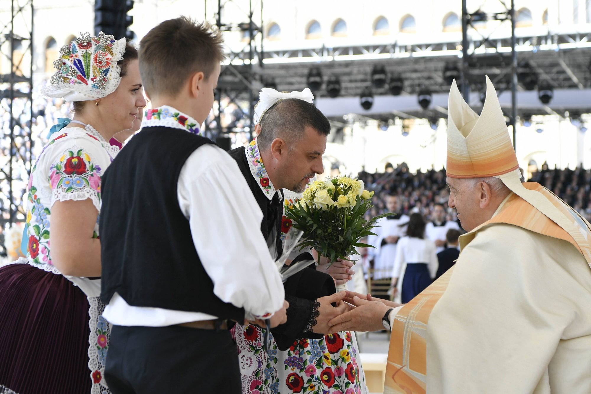 El Papa Francisco acepta el ofertorio de húngaros vestidos con trajes tradicionales durante la Misa en la plaza Kossuth Lajos de Budapest el 30 de abril de 2023. (Foto de CNS/Vatican Media)