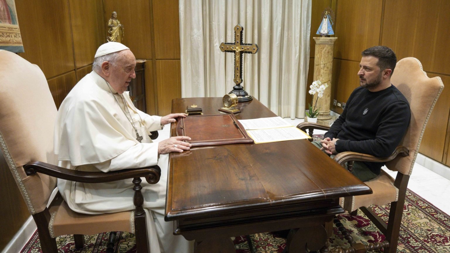 El papa Francisco y el presidente ucraniano Volodymyr Zelenskyy se reúnen el 13 de mayo de 2023 en el estudio del papa en la parte trasera de la sala de audiencias del Vaticano. (CNS /Vatican Media)